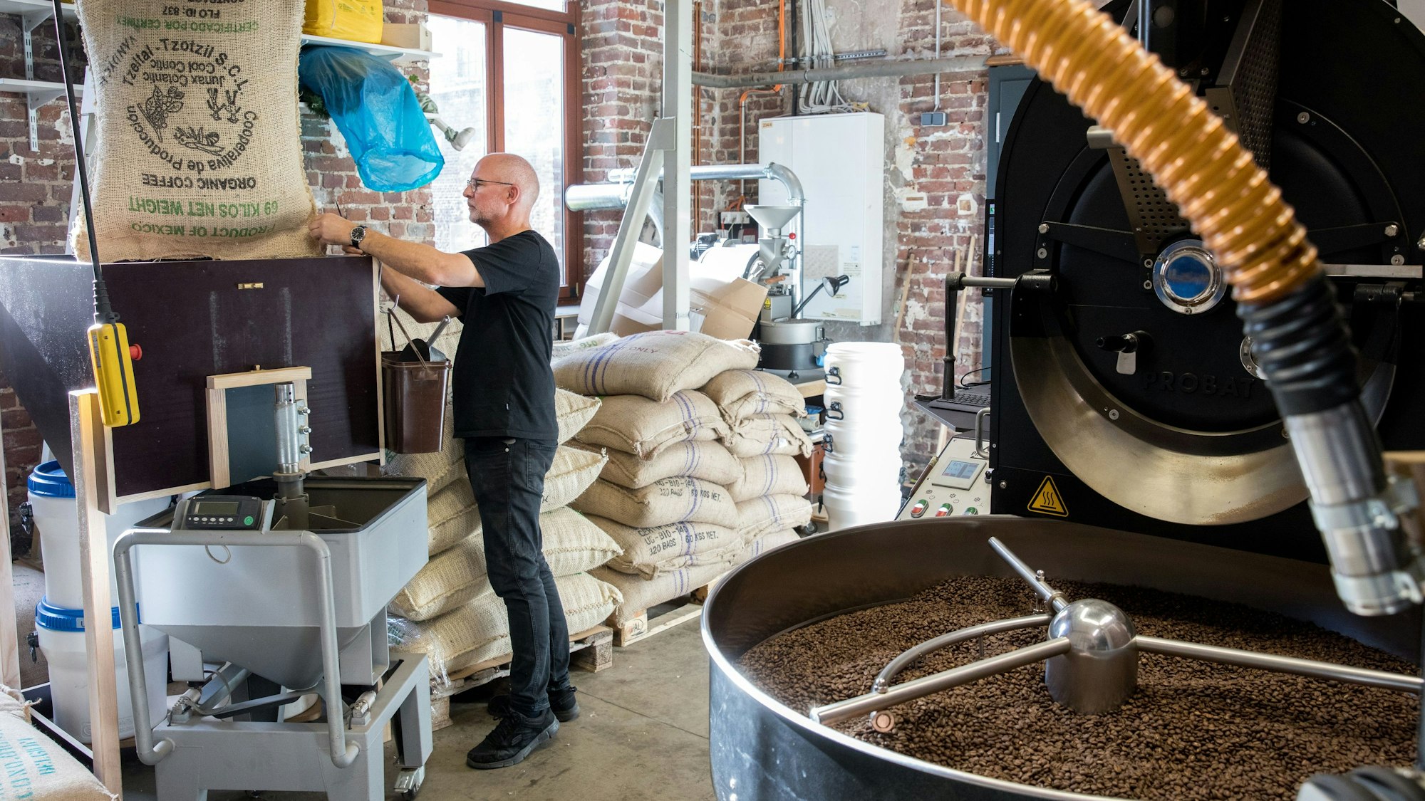 Kaffeeröster Rolf Pickel bei der Arbeit in der Van-Dyck-Rösterei in Köln-Mülheim.