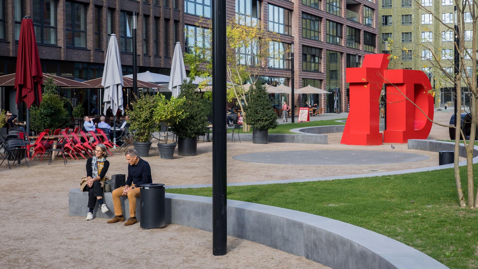 Blick über den Schanzenplatz im neuen Quartier I/D Cologne in Köln-Mülheim.