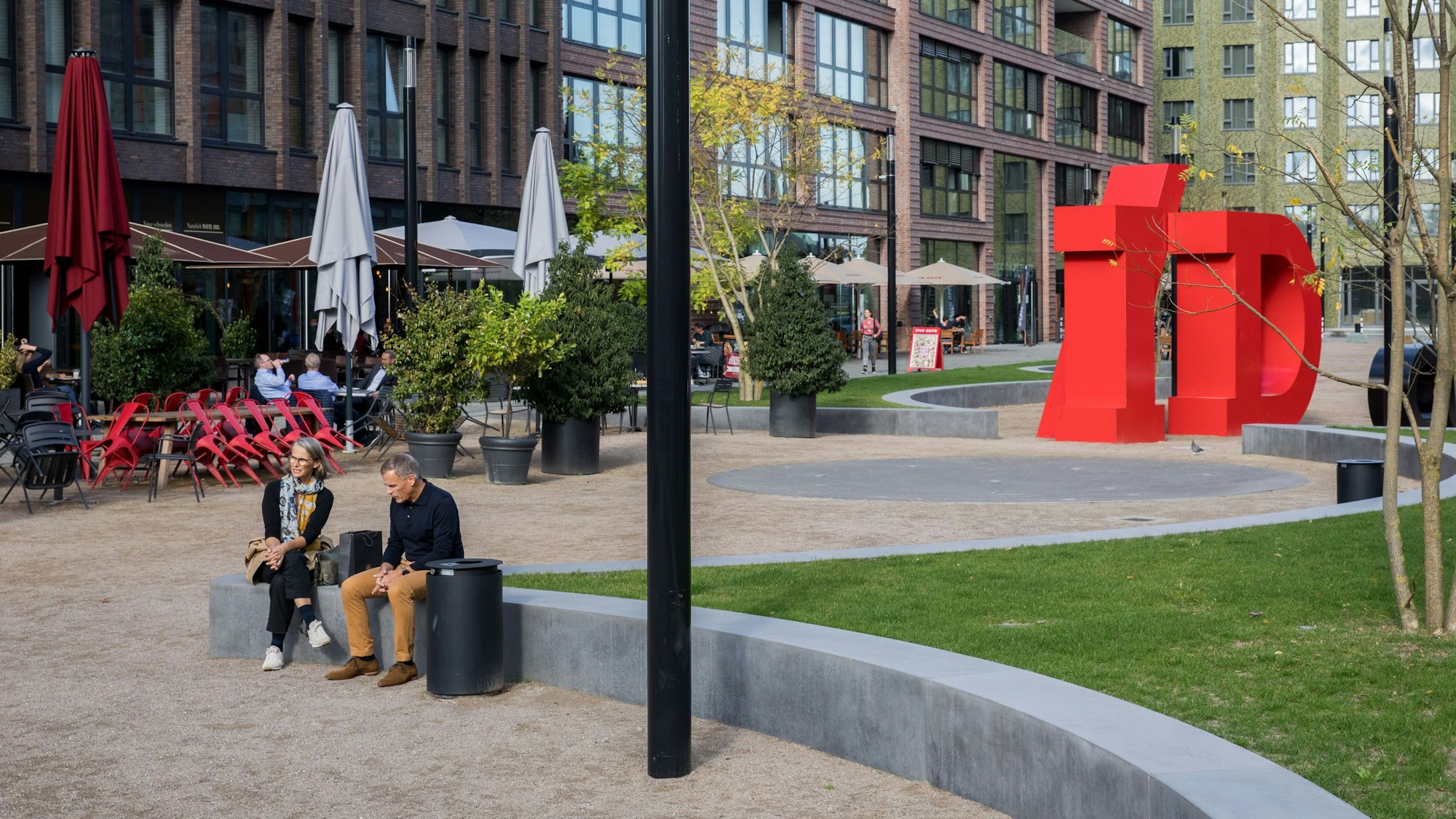 Blick über den Schanzenplatz im neuen Quartier I/D Cologne in Köln-Mülheim.
