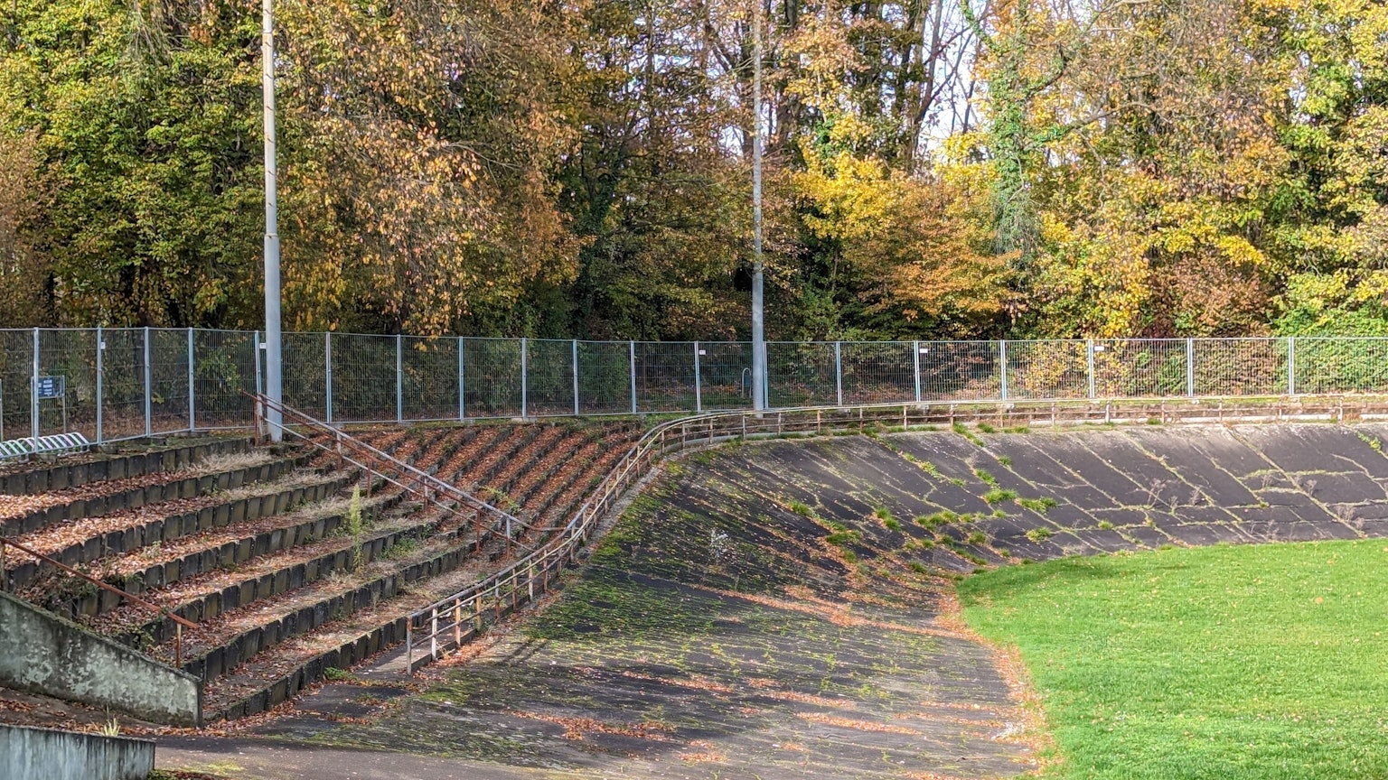 Die Radrennbahn am Stadion Alt-Hürth an der Dunantstraße: Ränge, Stufen und Bahn sind in schlechtem Zustand und mit Gras bewachsen.