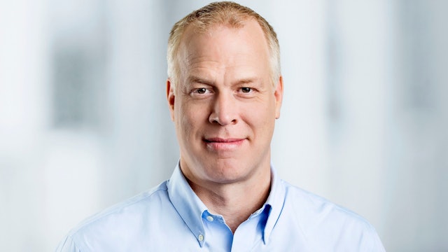 Daniel Hug, Leiter der Kölner Kunstmesse, blickt in die Kamera