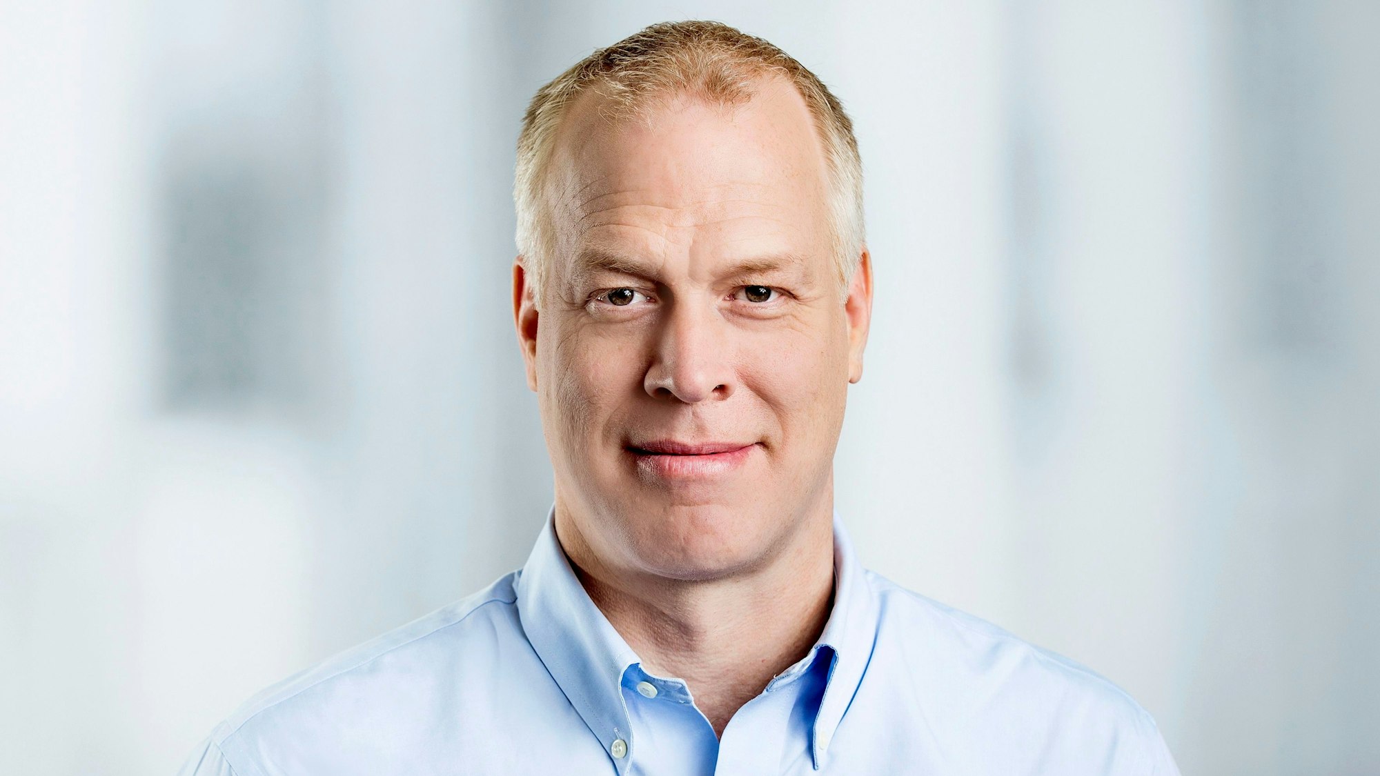 Daniel Hug, Leiter der Kölner Kunstmesse, blickt in die Kamera