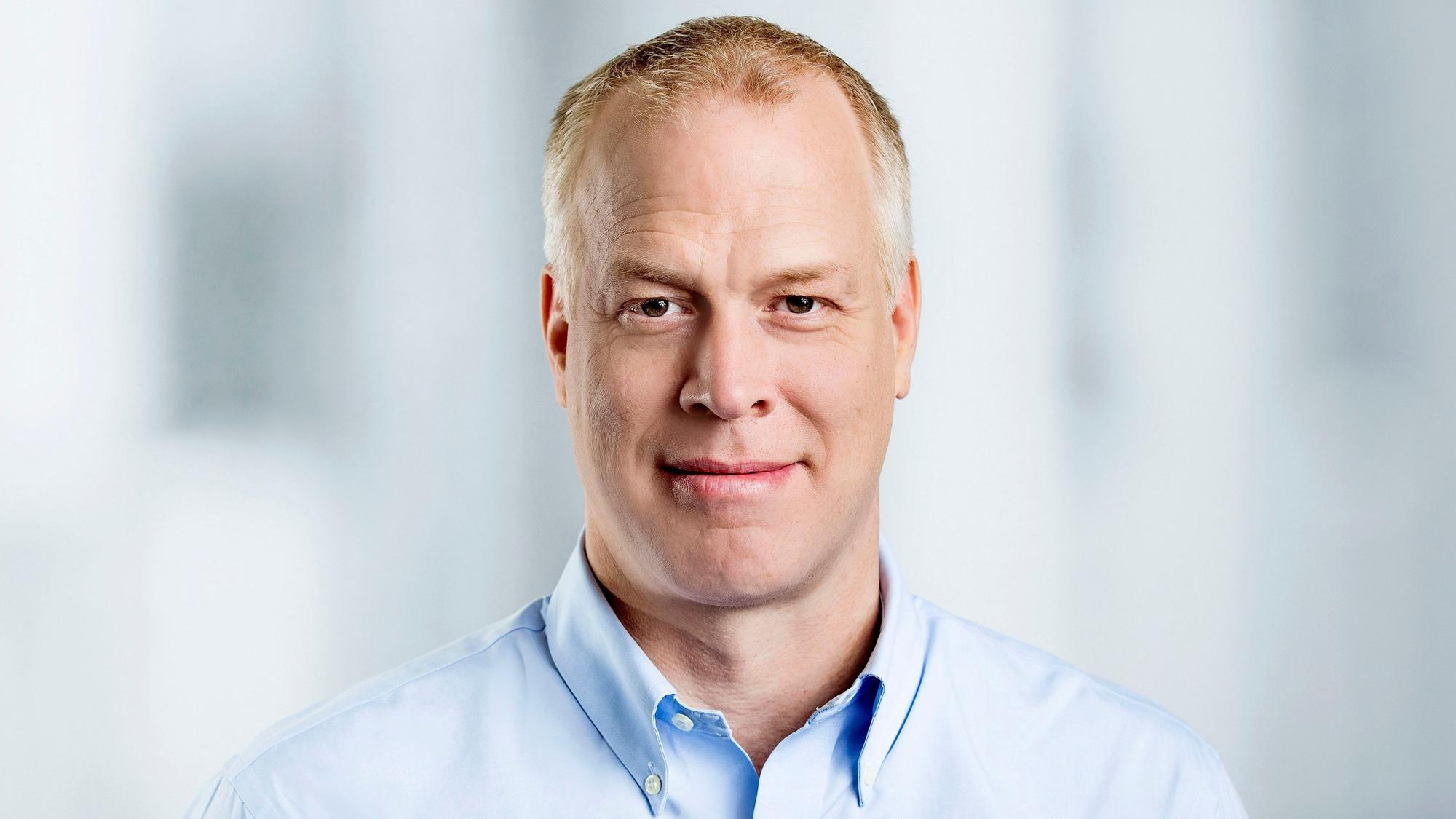 Daniel Hug schaut in die Kamera
