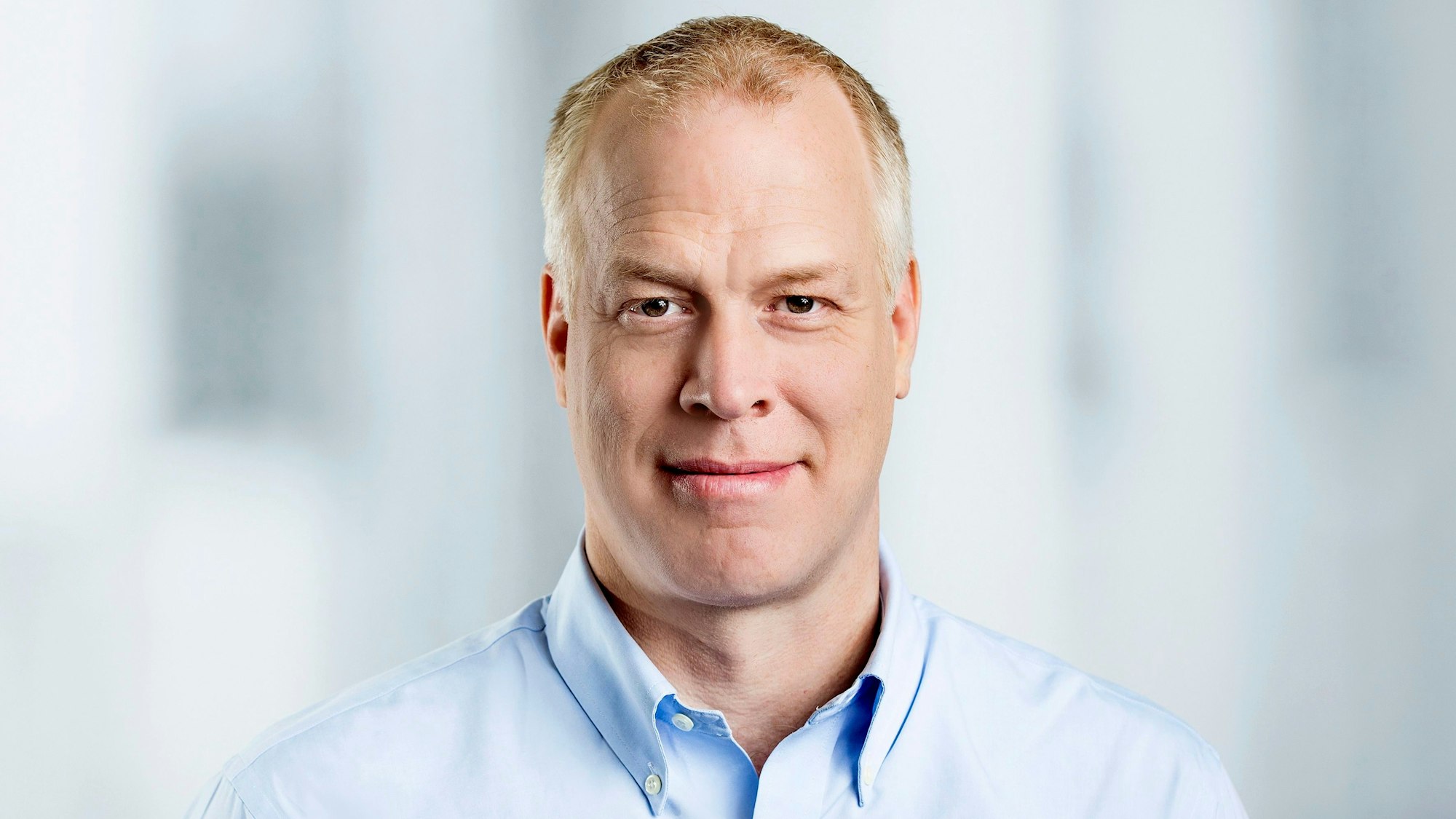 Daniel Hug schaut in die Kamera