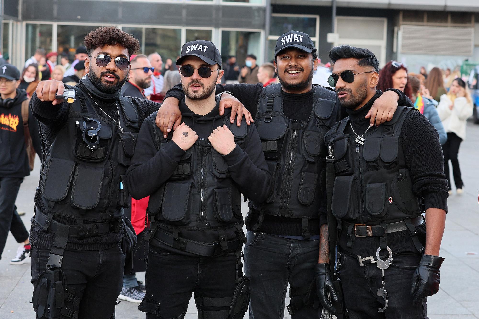 Sessionsauftakt Kölner Karneval: Die „Swat“-Einheit mit Mason (von links), Albert, Thusanth und Miguel posiert vor dem Hauptbahnhof.