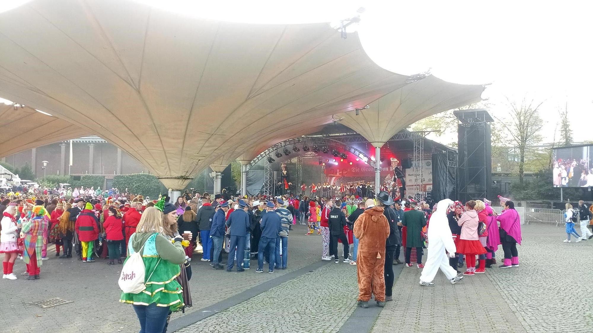 Viele Jecken stehen am Tanzbrunnen und fiebern der bevorstehenden Session entgegen.