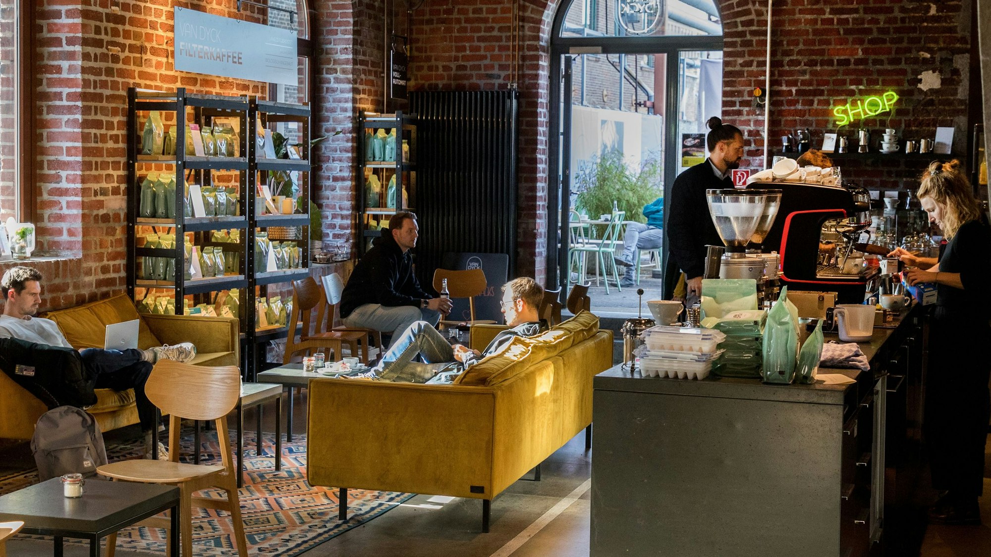 Blick in den Innenraum der Van-Dyck-Rösterei in Köln-Mülheim.
