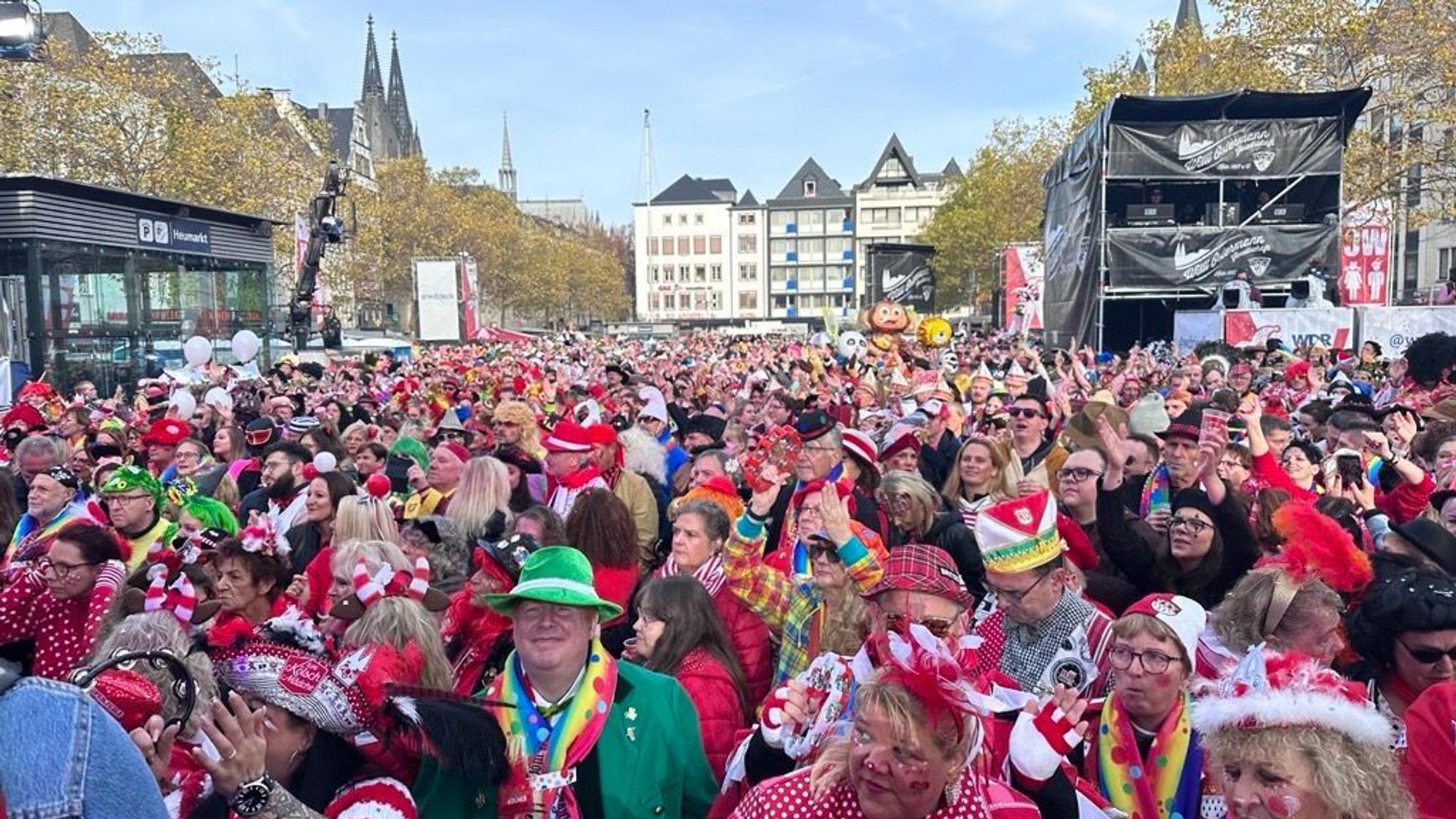 Feiernde am Heumarkt Köln.