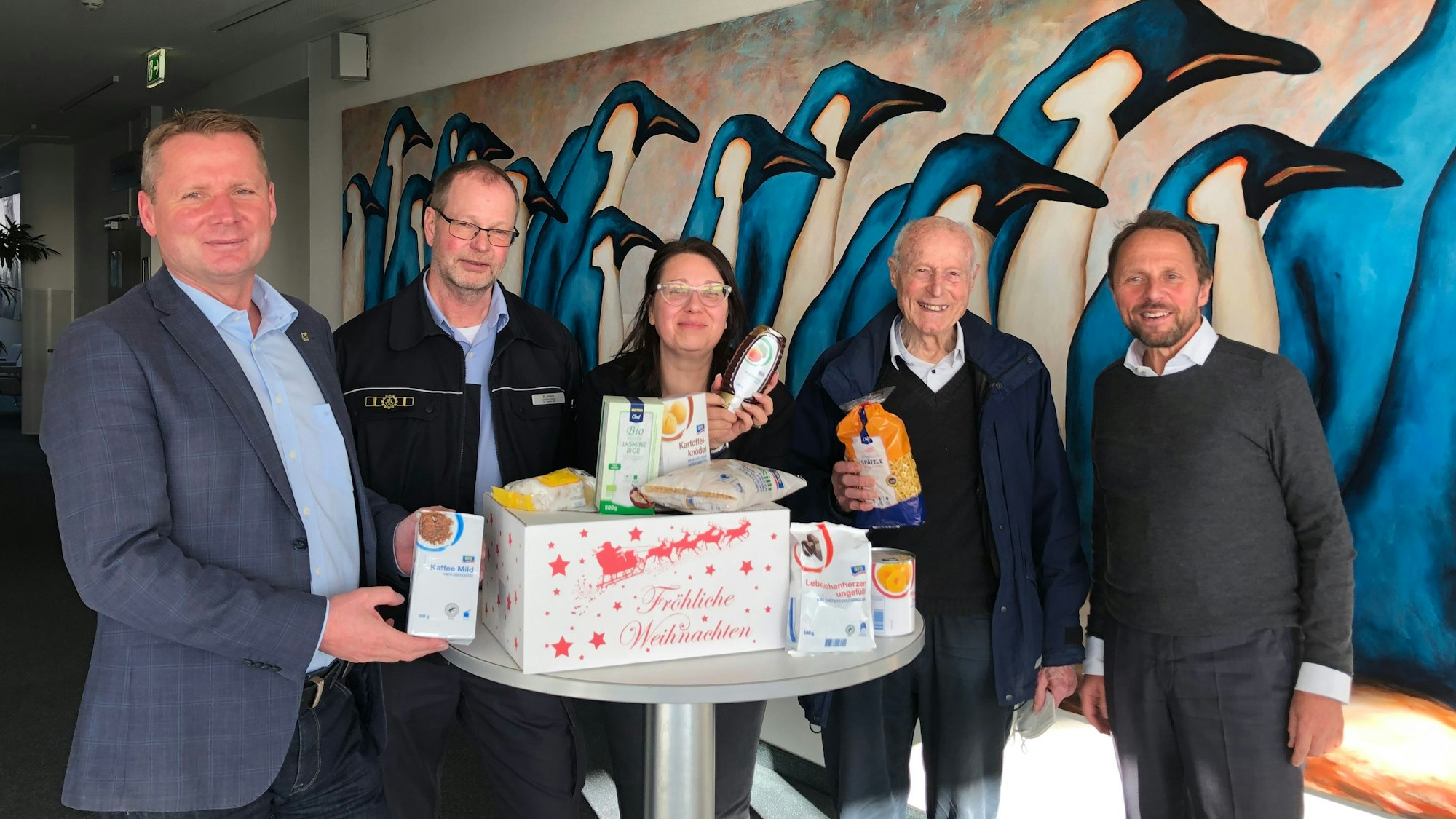 Im Rathaus Leverkusen zeigen Uwe Tuleweit (Metro), Klaus Rainer Voss (THW), Anett Stecklina (Metro), Dr. Adolf Staffe (Tafel) und OB Uwe Richrath ein Paket der Weihnachtsaktion der Tafel.