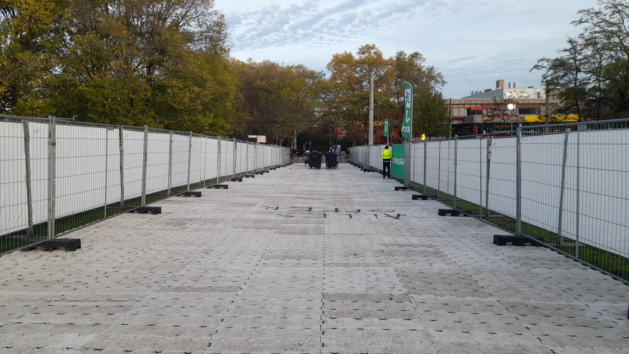 Ein Blick auf den Weg zwischen den Absperrungszäunen rund um den Zülpicher Platz.