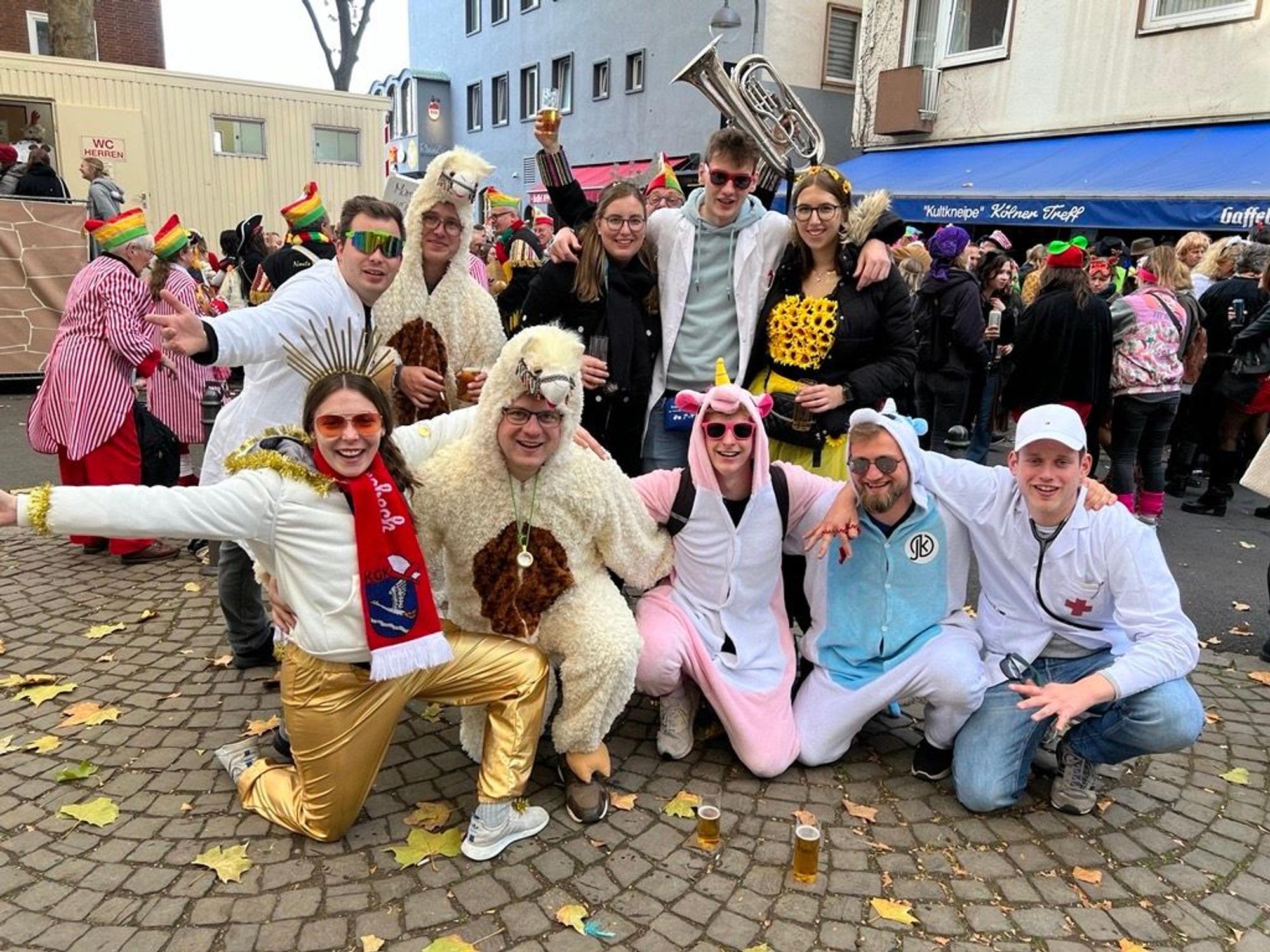 Eine verkleidete Gruppe aus Göttingen lässt sich in der Altstadt Köln fotografieren.