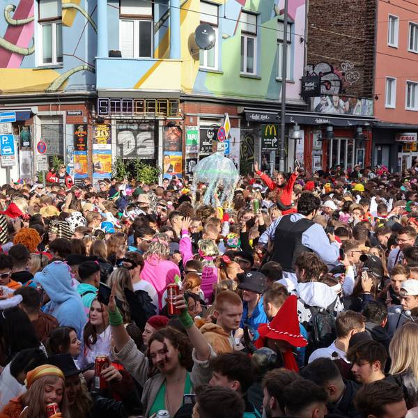Menschenmenge auf der Zülpicher Straße im Sonnenschein.