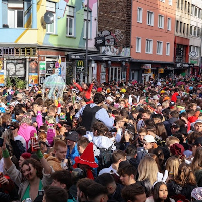 Blick auf eine Menschenmasse auf der Zülpicher Straße.