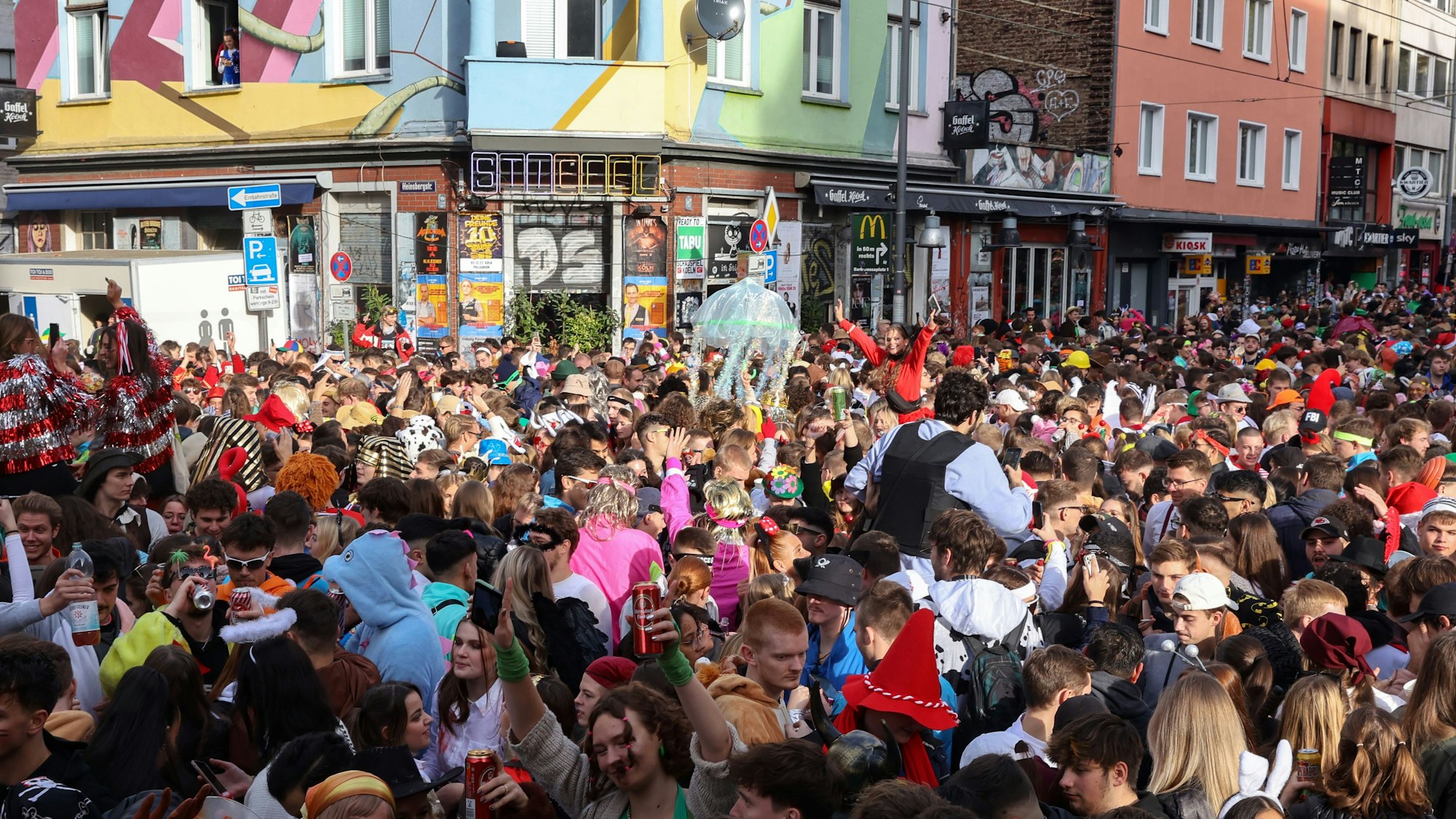 Blick auf eine Menschenmasse auf der Zülpicher Straße.