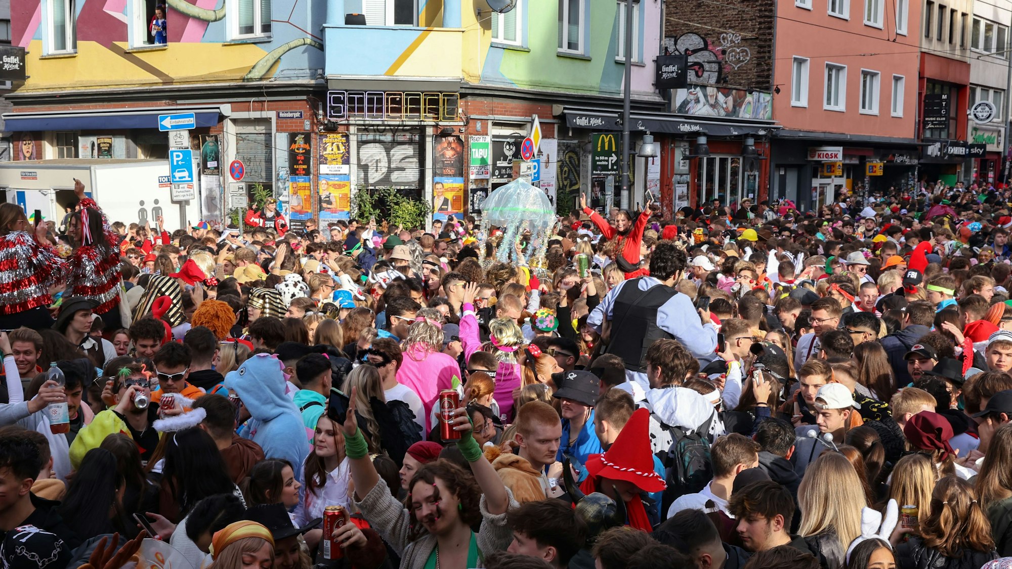 Feiernde auf der Zülpicher Straße