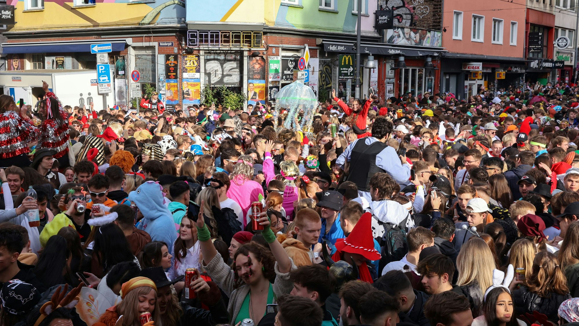 Feiernde Jecken auf der Zülpicher Straße