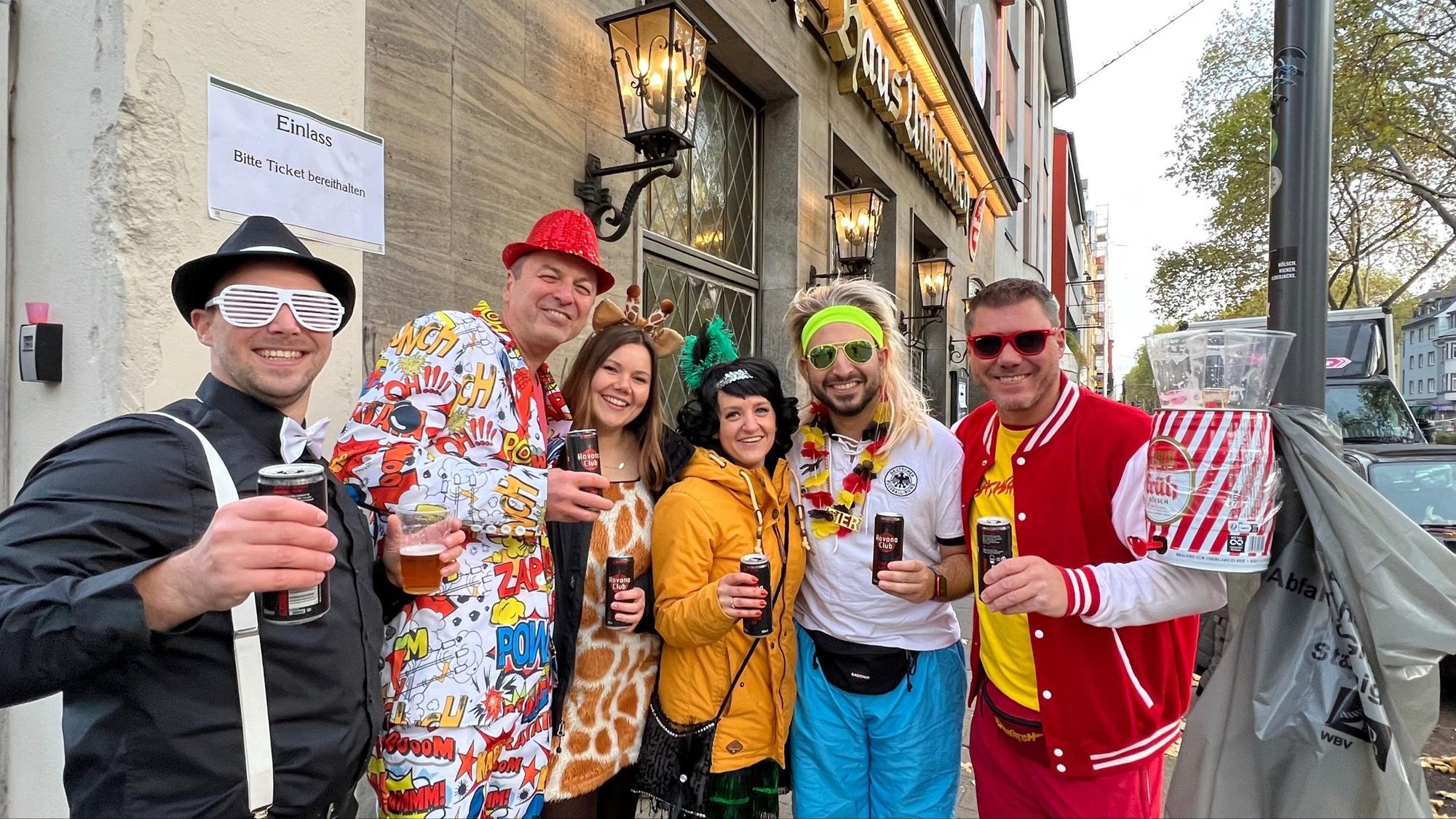 Sechs Verkleidete stehen vor dem Brauhaus Unkelbach und fiebern der neuen Session entgegen.