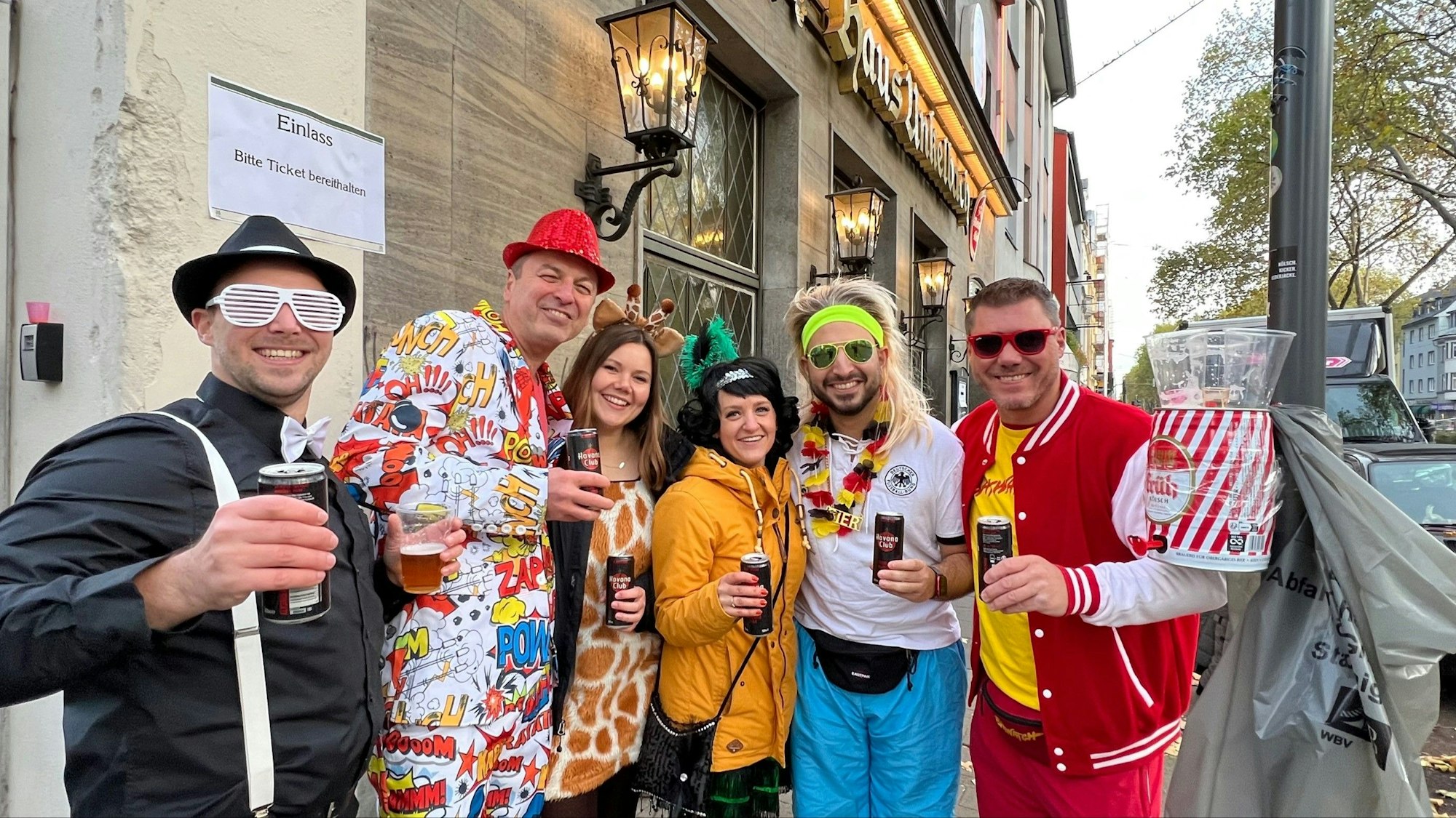 Sechs Verkleidete stehen vor dem Brauhaus Unkelbach und fiebern der neuen Session entgegen.