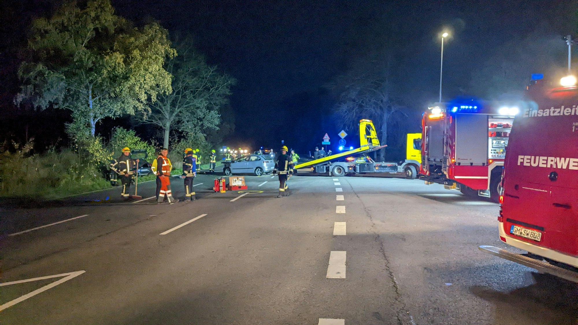 Mehrere Feuerwehrwagen sichern eine Unfallstelle auf der B506 bei Wipperfürth ab.