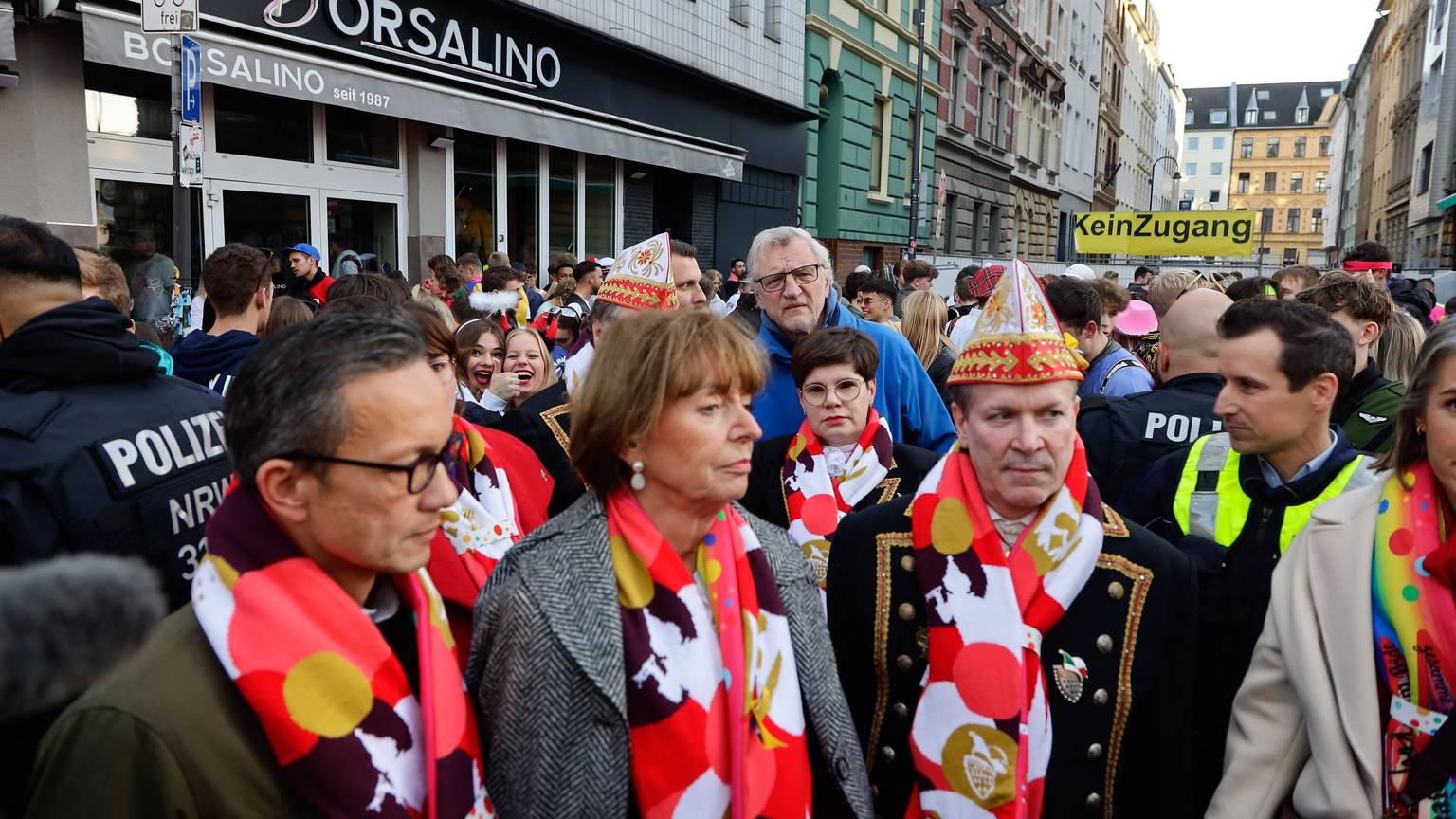Der Kölner Polizeipräsident Falk Schnabel, OB Henriette Reker und Christoph Kuckelkorn stehen am 11.11 auf der Zülpicher Straße in der feiernden Menge.