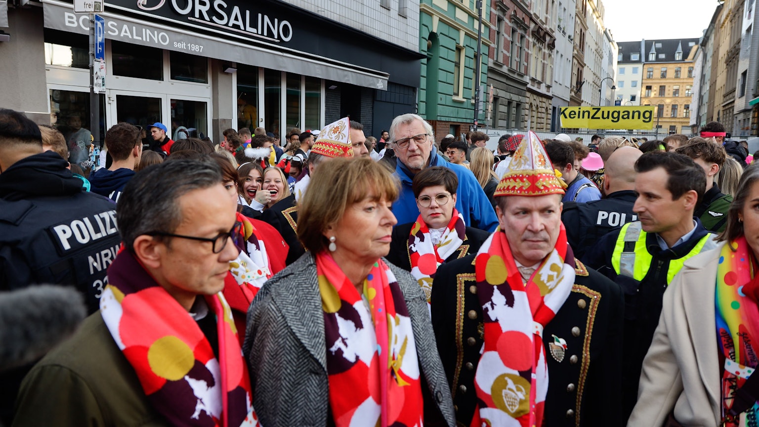 Der Kölner Polizeipräsident Falk Schnabel, OB Henriette Reker und Christoph Kuckelkorn stehen am 11.11 auf der Zülpicher Straße in der feiernden Menge.