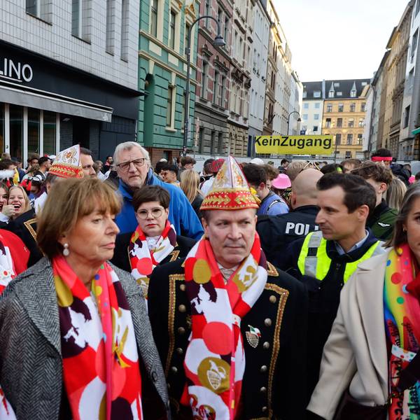 Der Kölner Polizeipräsident Falk Schnabel, OB Henriette Reker und Christoph Kuckelkorn stehen am 11.11 auf der Zülpicher Straße in der feiernden Menge.