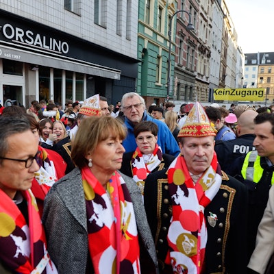 Der Kölner Polizeipräsident Falk Schnabel, OB Henriette Reker und Christoph Kuckelkorn stehen am 11.11 auf der Zülpicher Straße in der feiernden Menge.