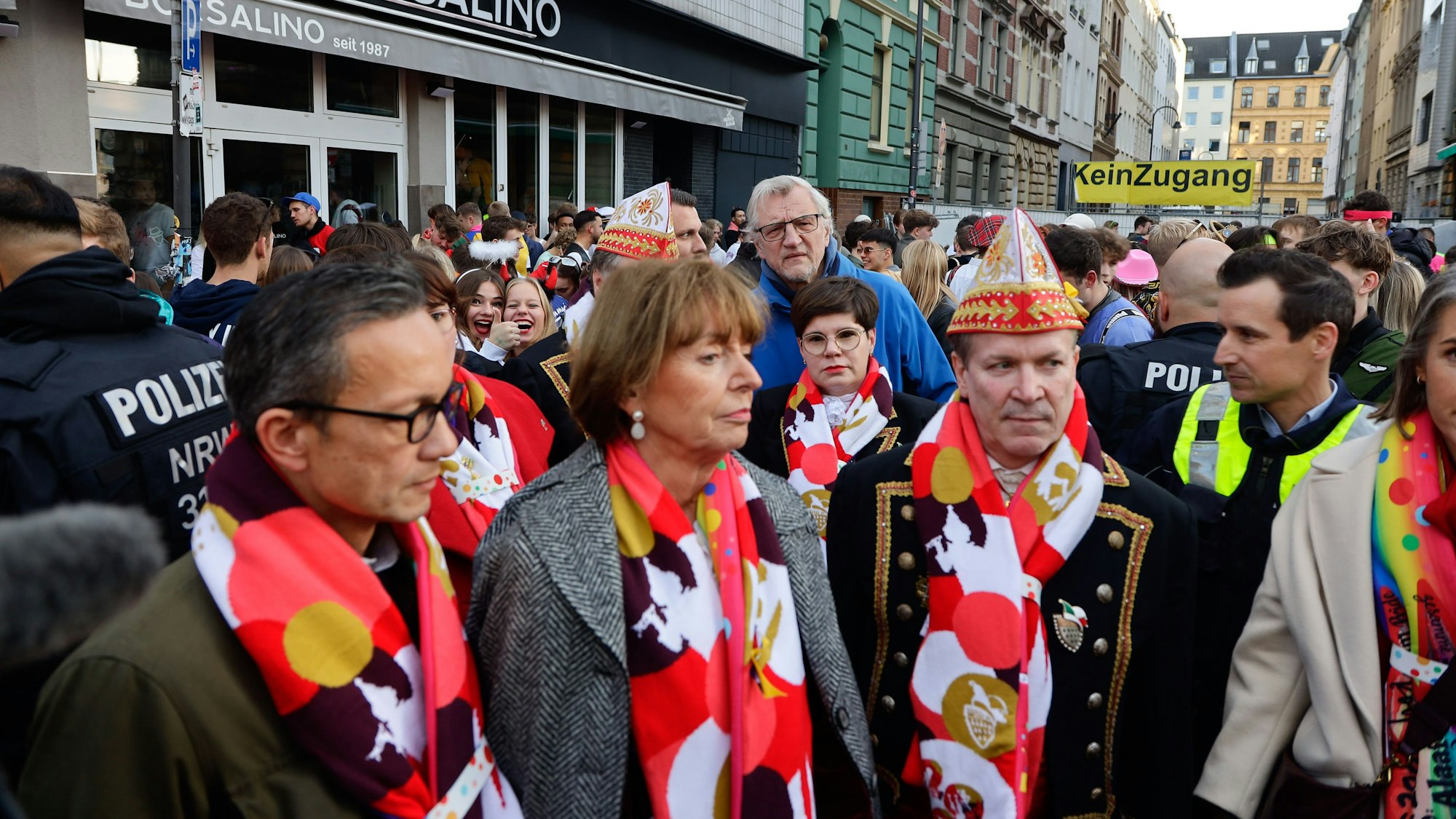 Falk Schnabel, Henriette Reker und Christoph Kuckelkorn stehen auf der Straße