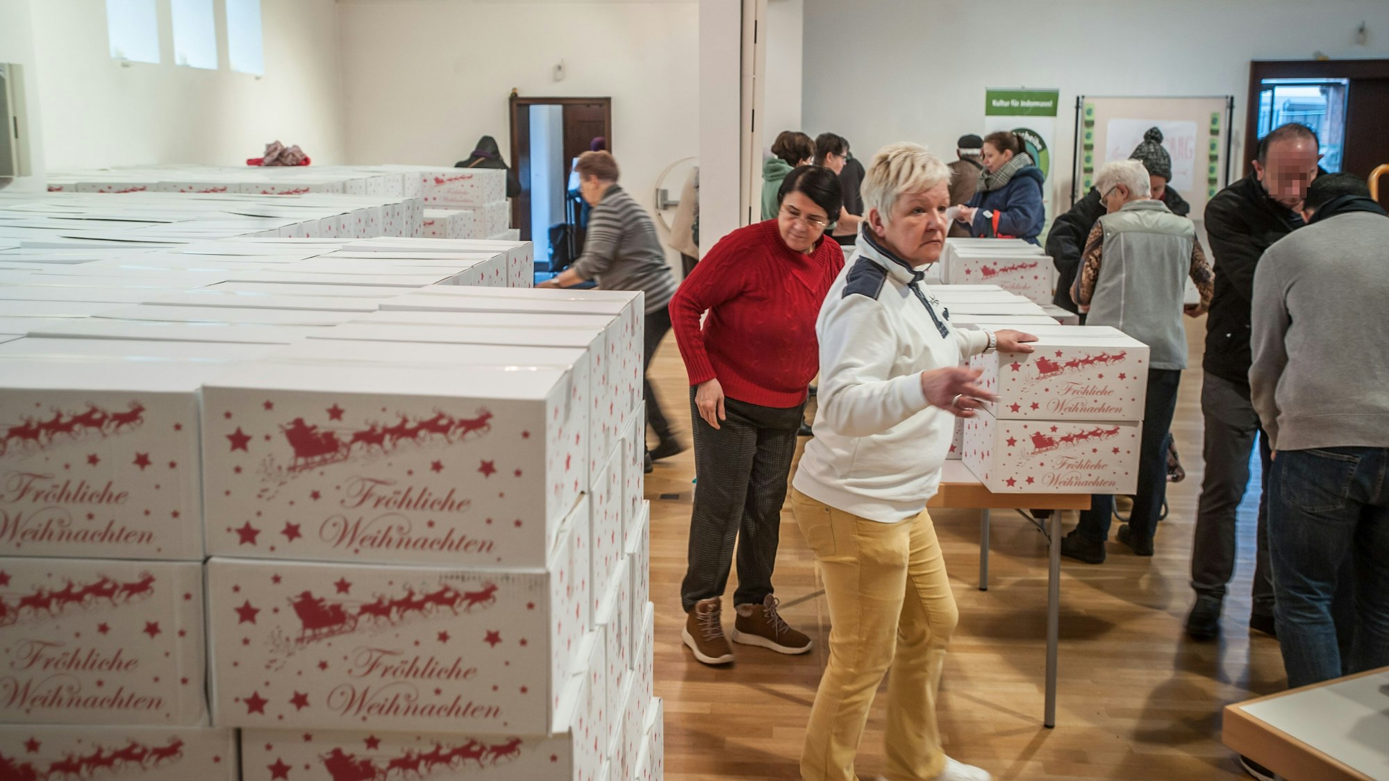 Ausgabe der Weihnachtspakete der Tafel Leverkusen im Jahr 2019