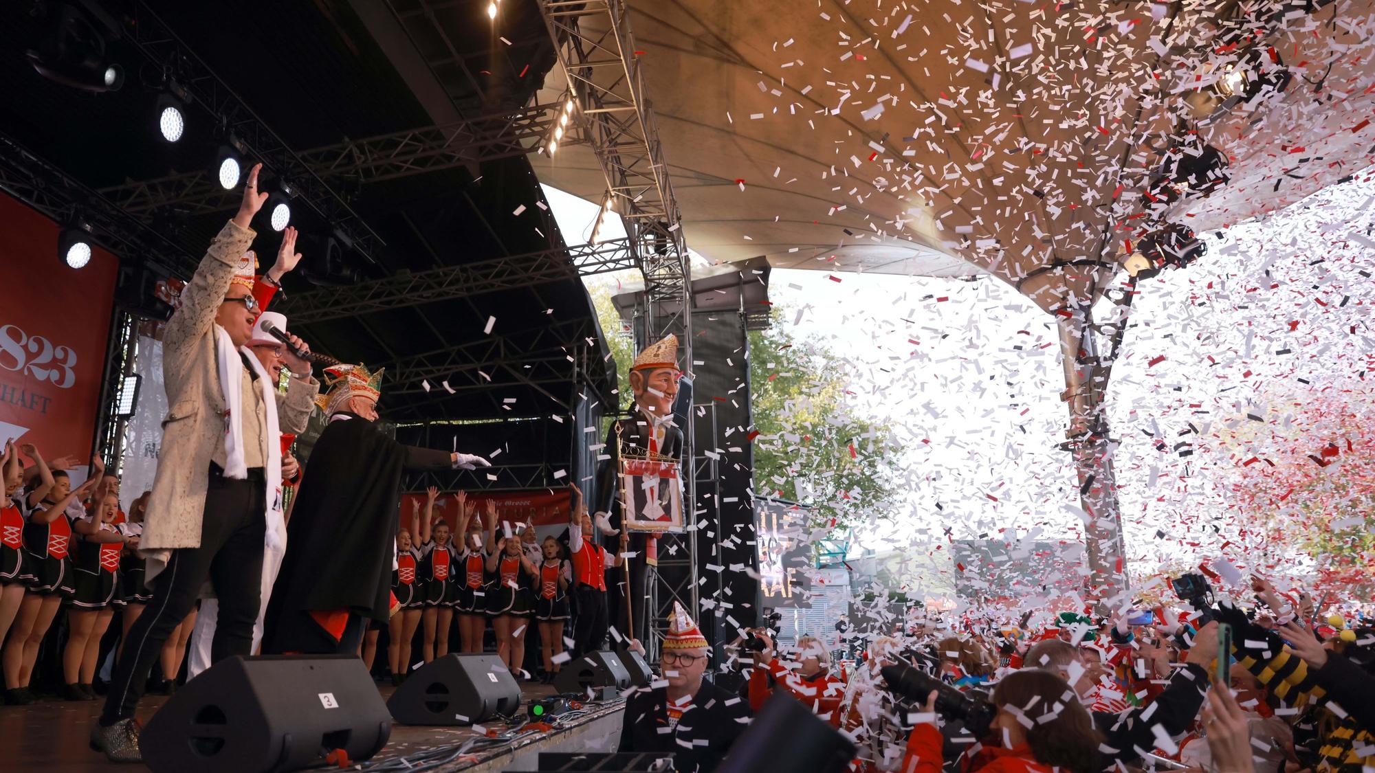 Auf der Bühne am Tanzbrunnen feiern Bands mit zahlreichen verkleideten Gästen die neue Session.