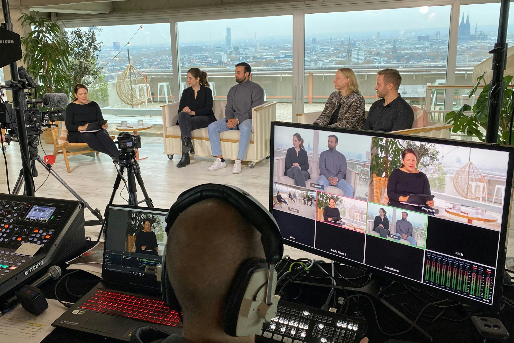 Vortragende sitzen zusammen bei Veranstaltung der Gründungswoche 2021.