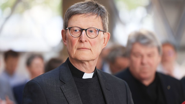 Rainer Maria Woelki, Kardinal von Köln, verfolgt nach der Besichtigung der Restaurierung der Notre-Dame-Fenster die Reden.