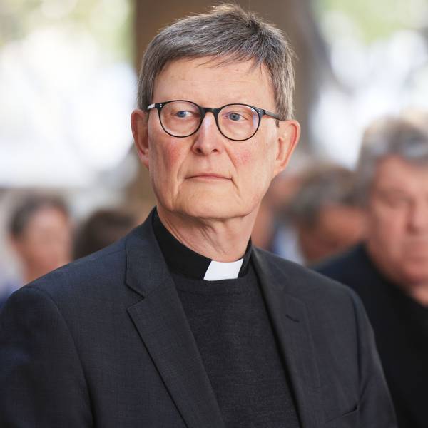 Rainer Maria Woelki, Kardinal von Köln, verfolgt nach der Besichtigung der Restaurierung der Notre-Dame-Fenster die Reden.