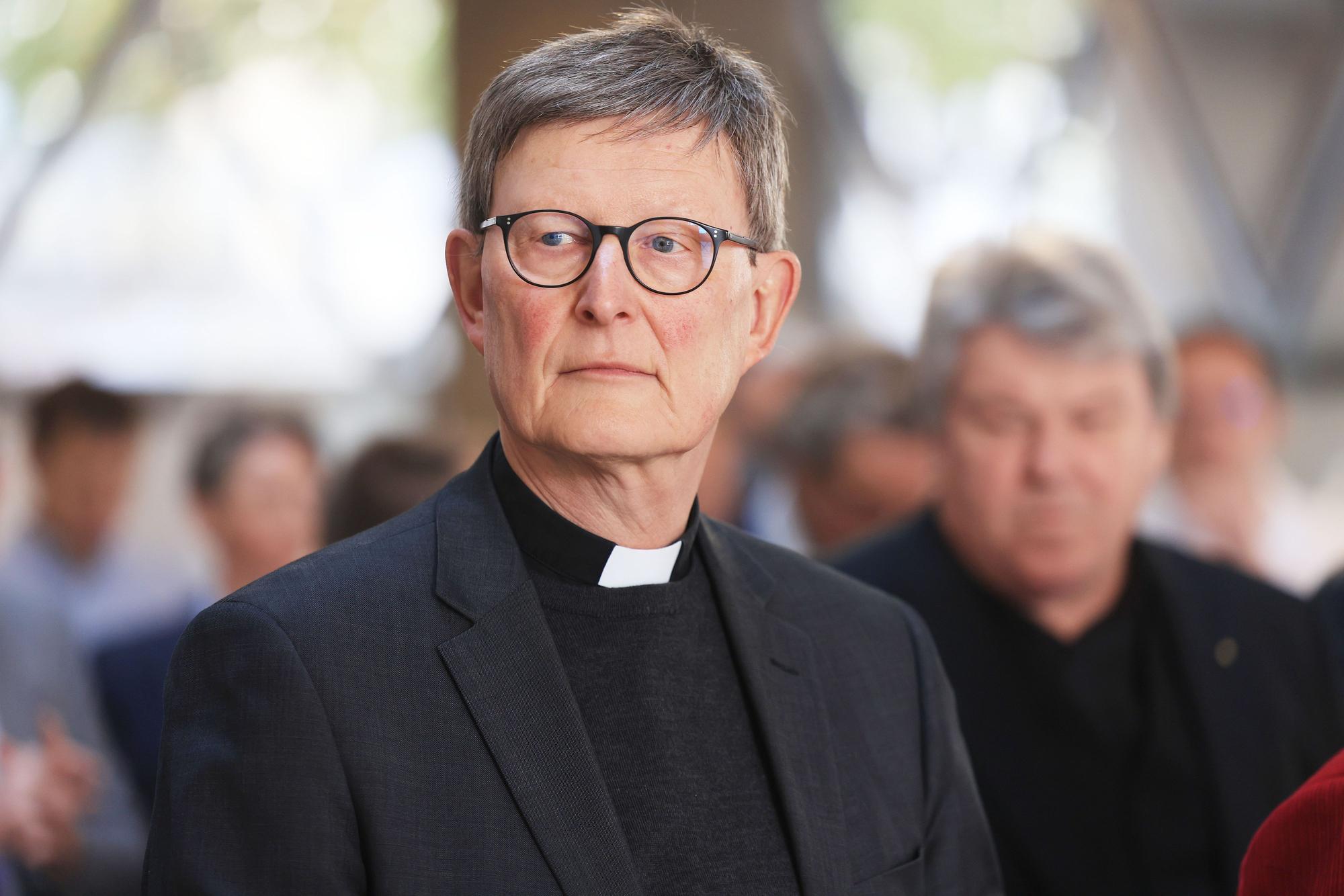 Rainer Maria Woelki, Kardinal von Köln, verfolgt nach der Besichtigung der Restaurierung der Notre-Dame-Fenster die Reden.