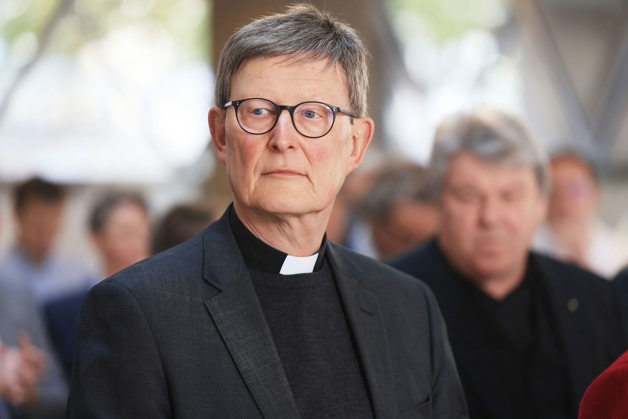 Rainer Maria Woelki, Kardinal von Köln, verfolgt nach der Besichtigung der Restaurierung der Notre-Dame-Fenster die Reden.