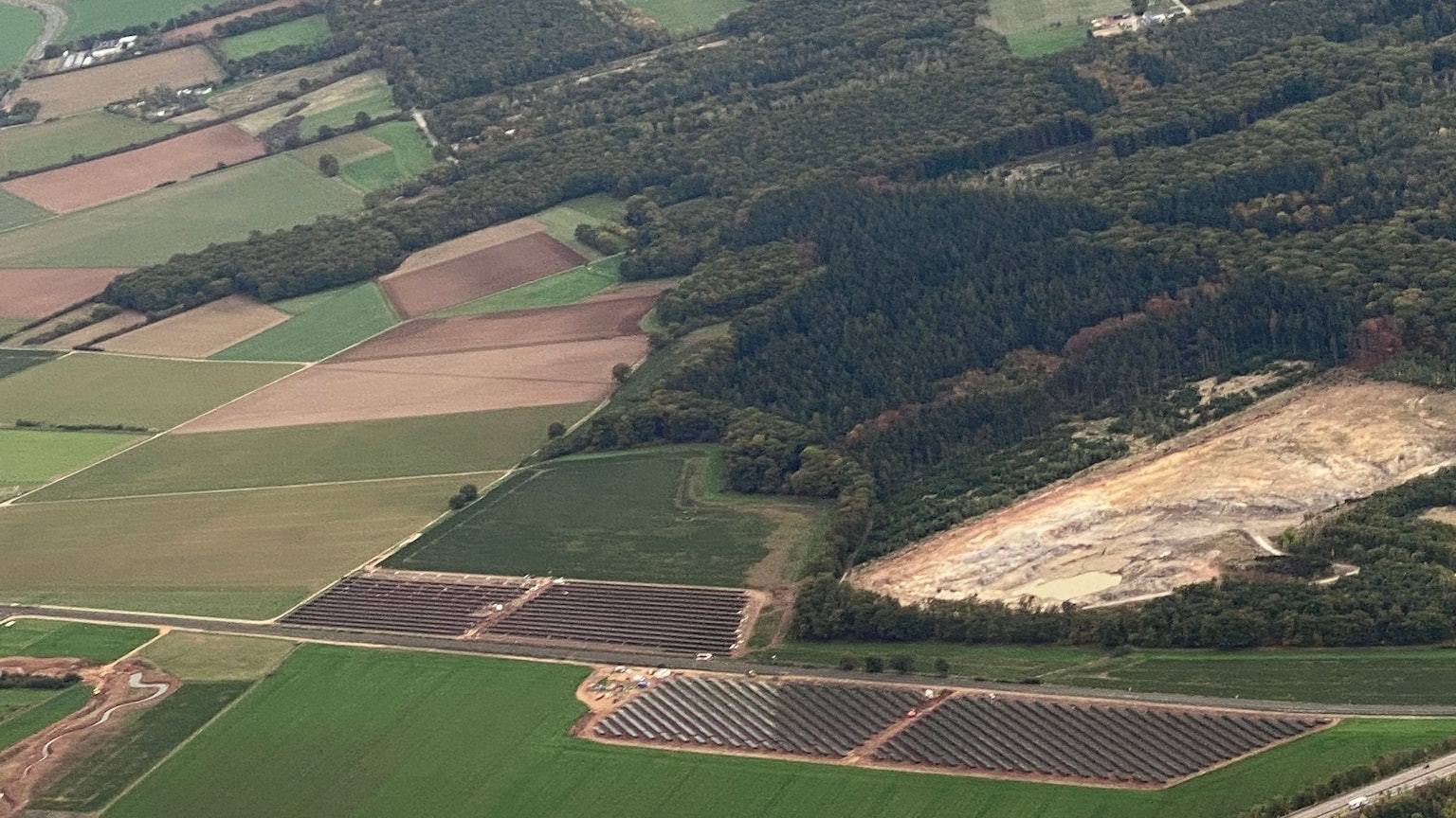 Der Solarpark Veynau während der Bauphase aus der Luft fotografiert.