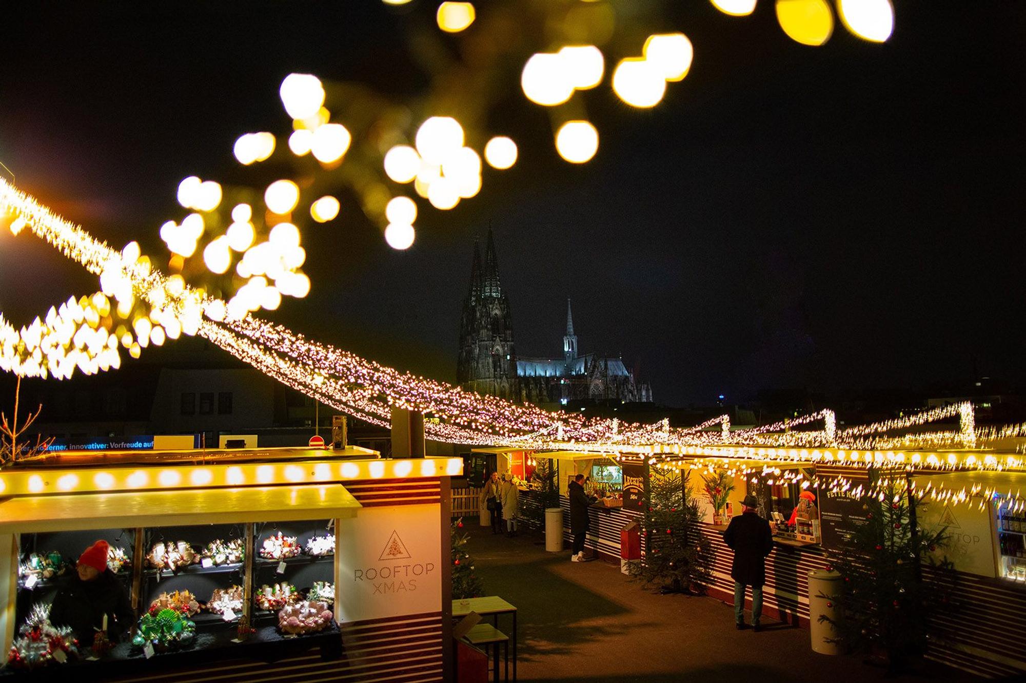 Lichterkette auf dem Dach eines Parkhauses, Rootop Xmas Köln