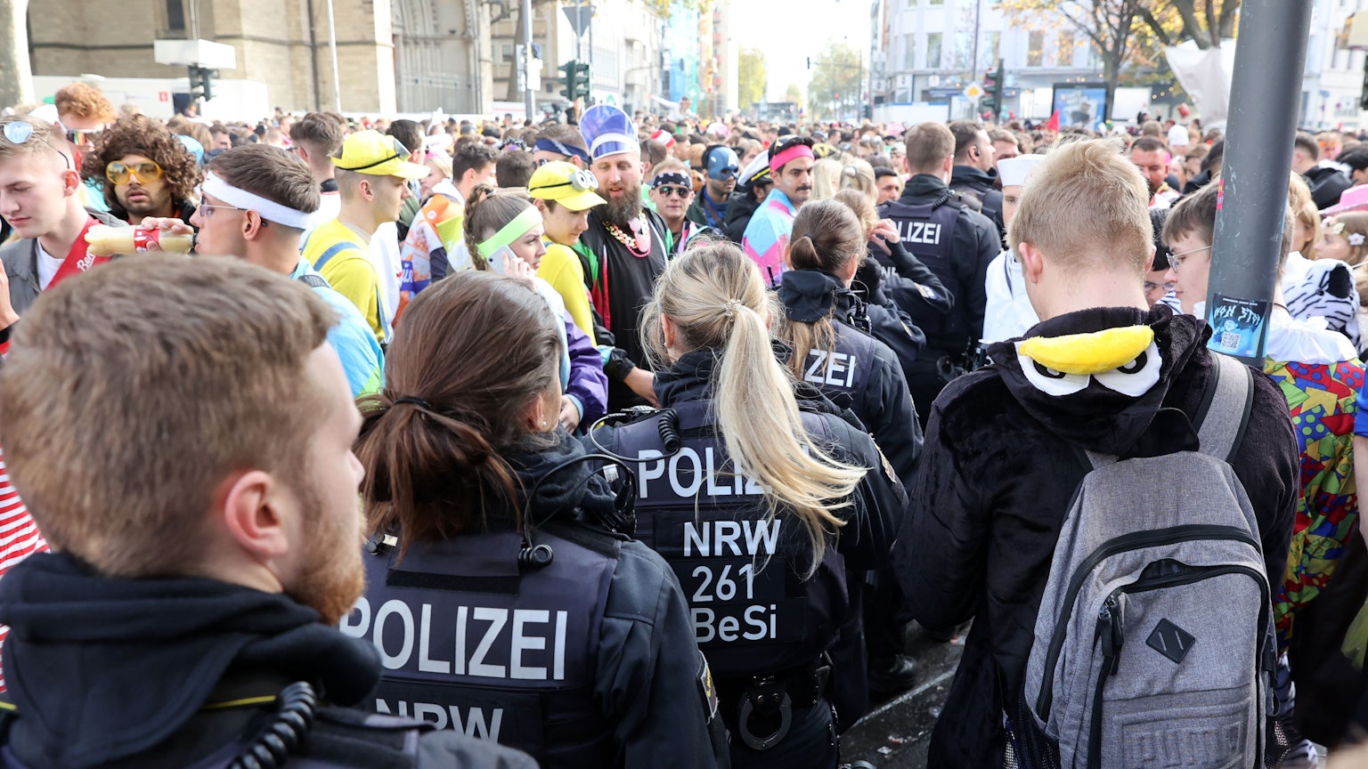 Zum Sessionsauftakt am 11.11. in Köln zeigte die Polizei starke Präsenz auf der überfüllten Zülpicher Straße.