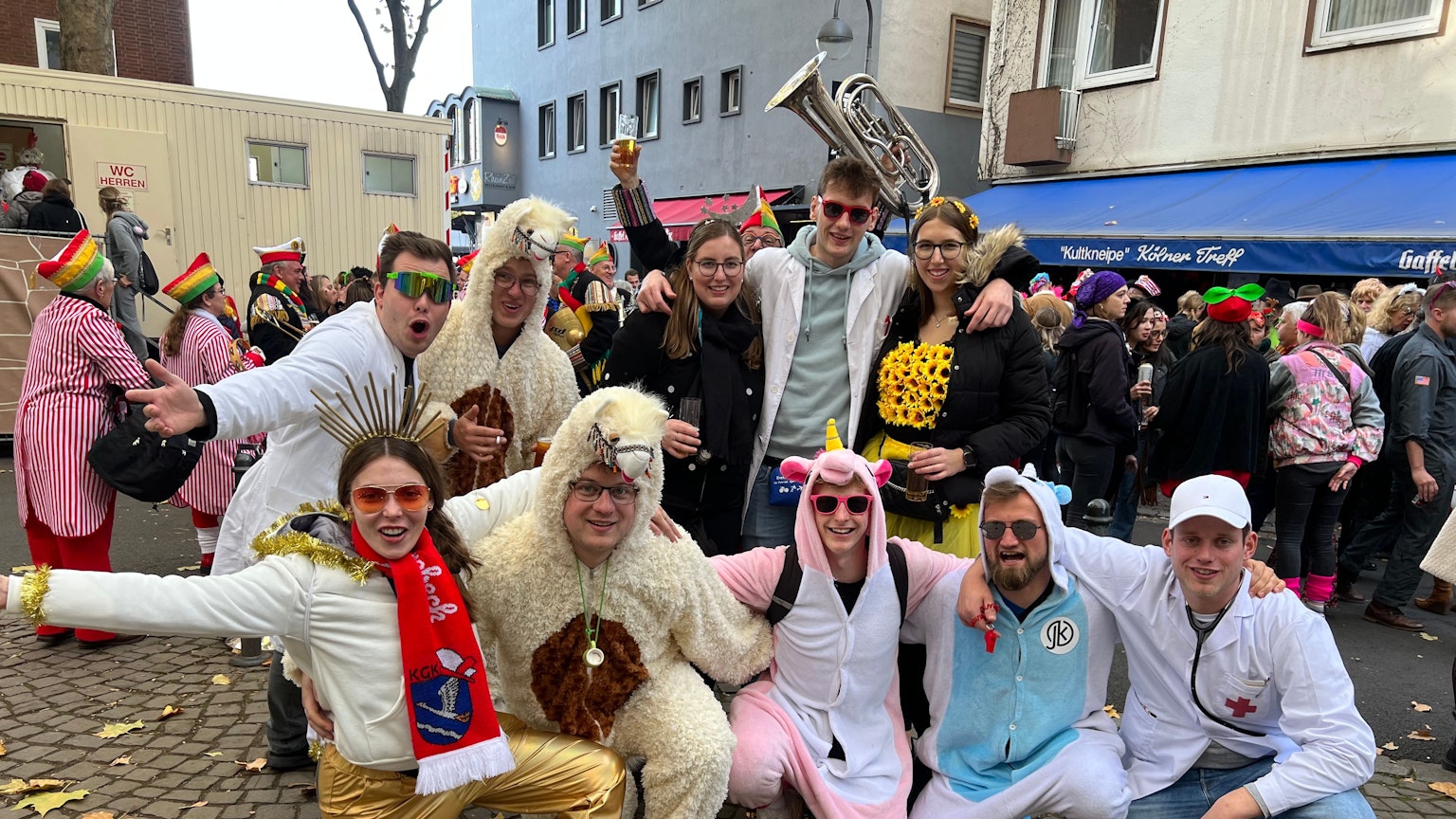 Junge Menschen aus Göttingen feiern in der Altstadt den Kölner Karneval.