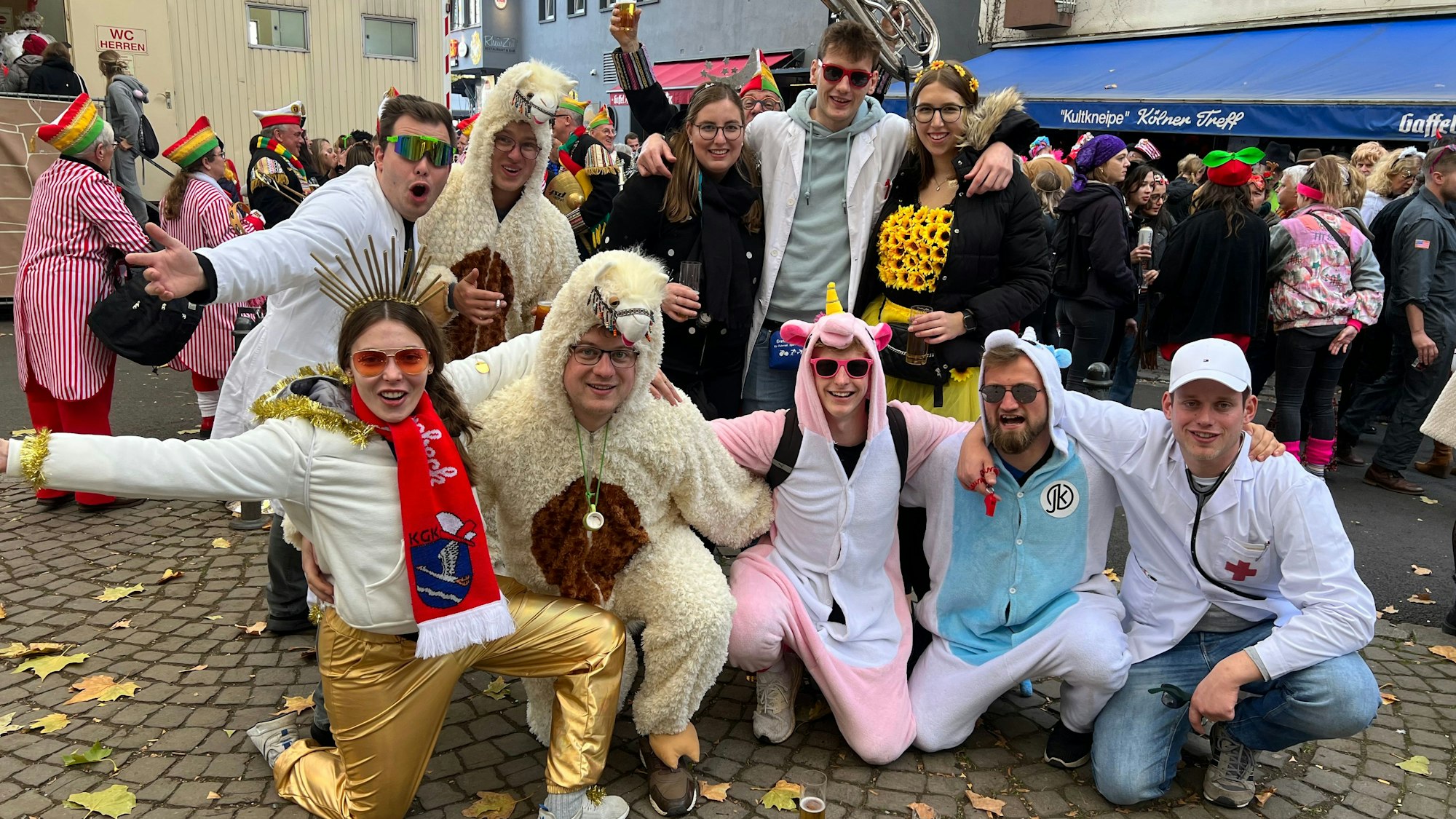 Junge Menschen aus Göttingen feiern in der Altstadt den Kölner Karneval.