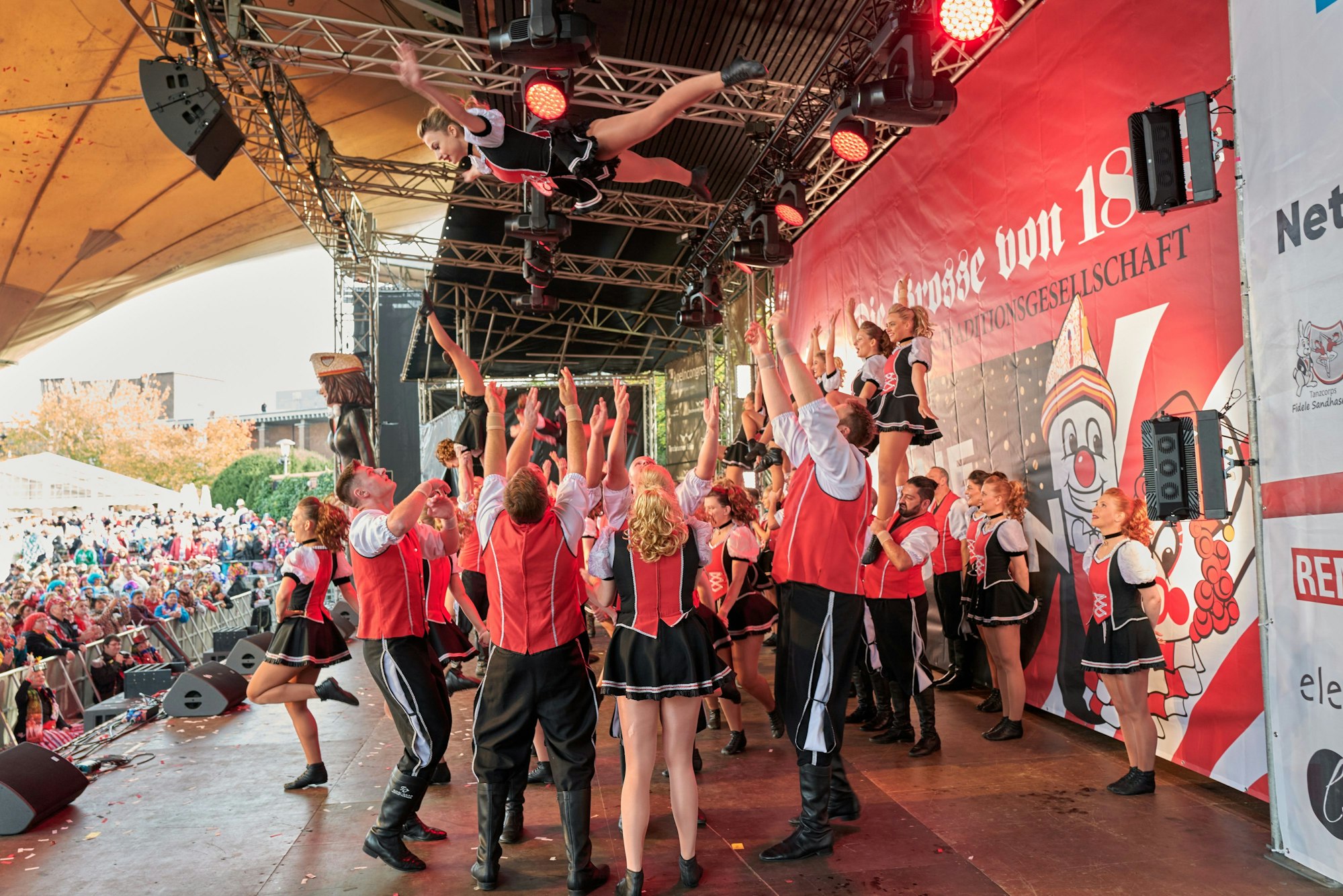 Das Tanzcorps Fidele Sandhasen beim Auftritt auf der Tanzbrunnen-Bühne