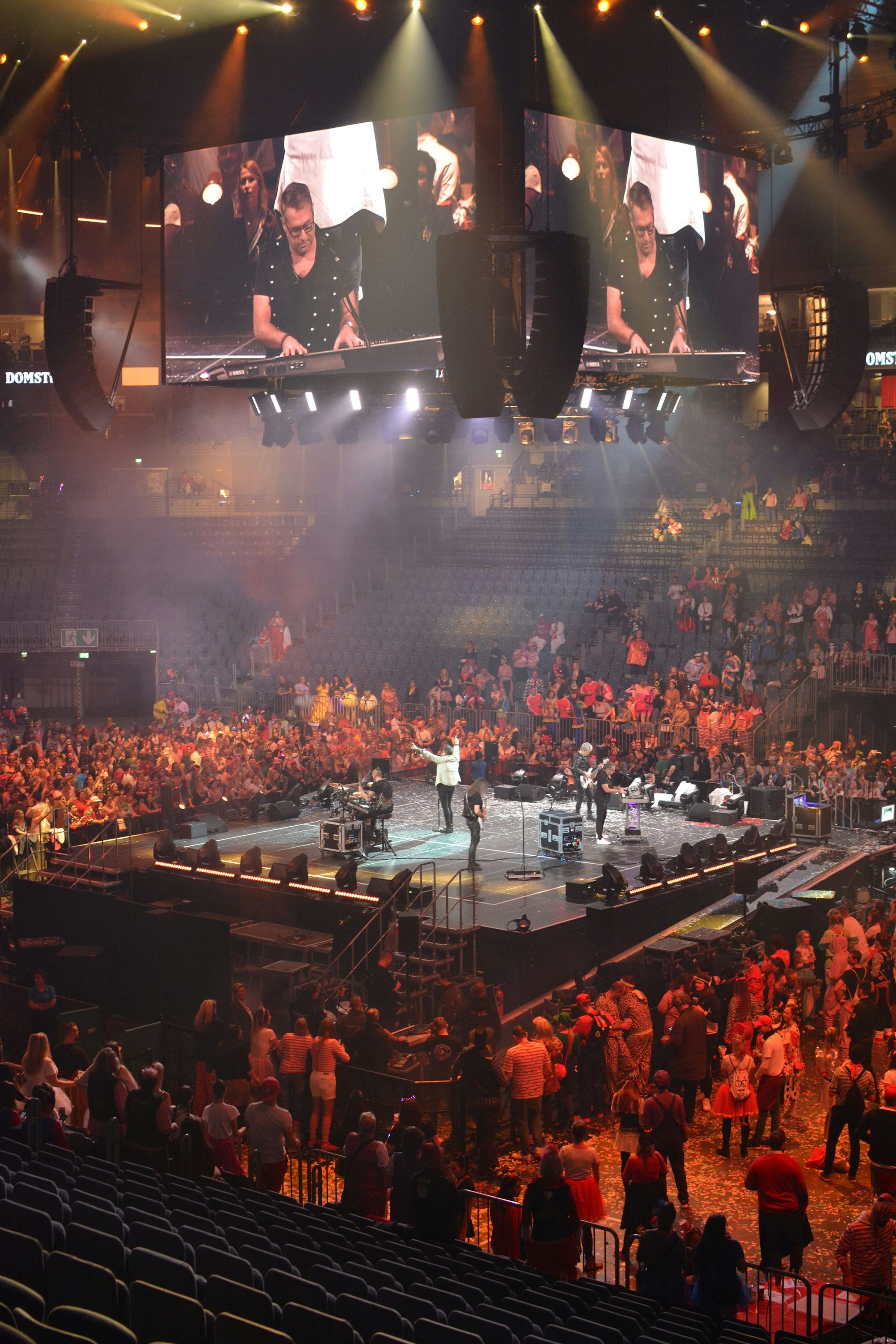 Die Center Stage in der Lanxess-Arena bietet von allen Seiten einen Blick auf die Künstler, hier die Domstürmer.