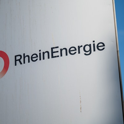Das Logo der Rhein-Energie ist am Heizkraftwerk Niehl zu sehen. (Symbolbild)