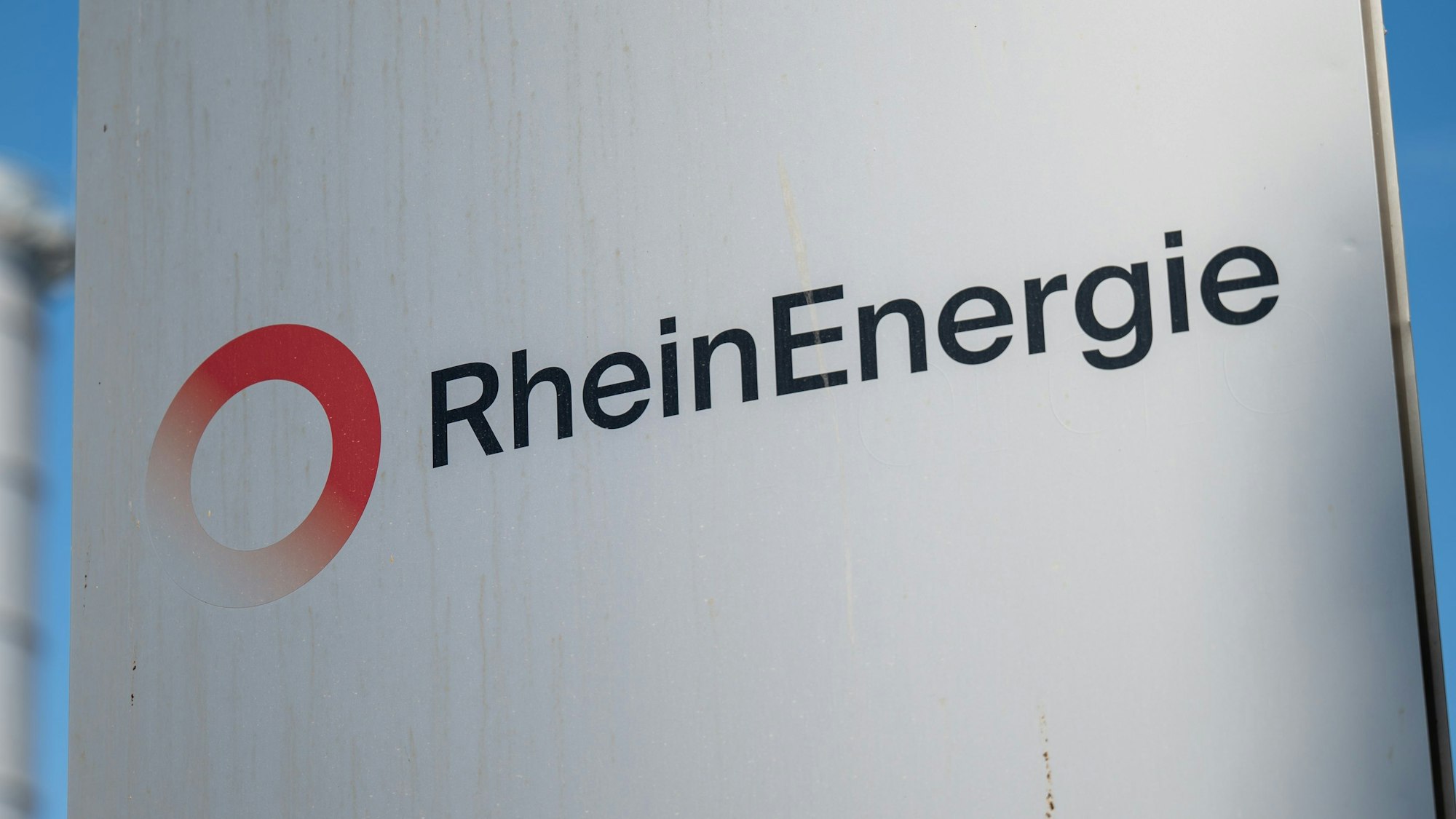 Das Logo der Rhein-Energie ist am Heizkraftwerk Niehl zu sehen. (Symbolbild)