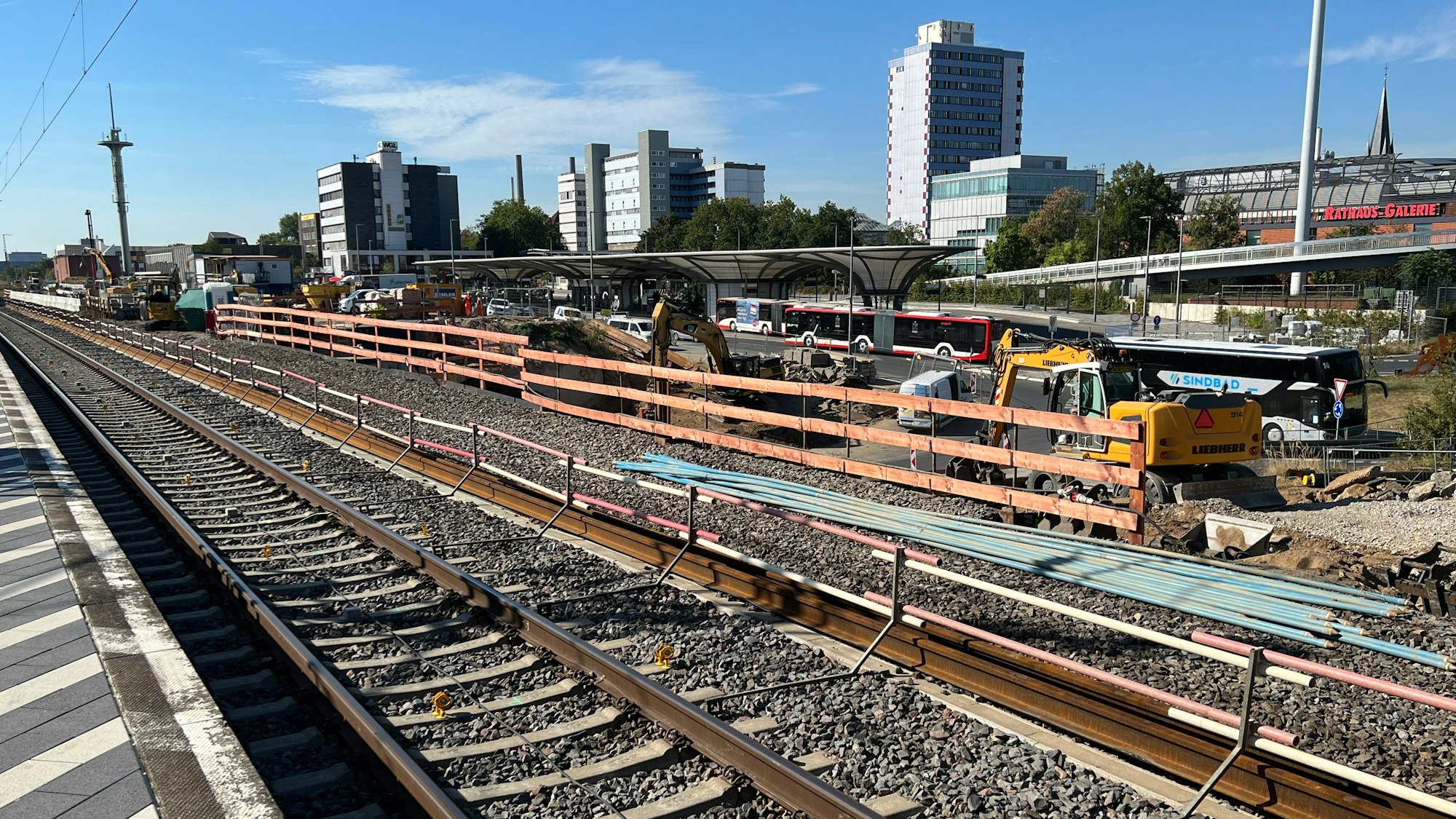 RRX-Baustelle im Bahnhof Leverkusen Mitte, im Hintergrund die City