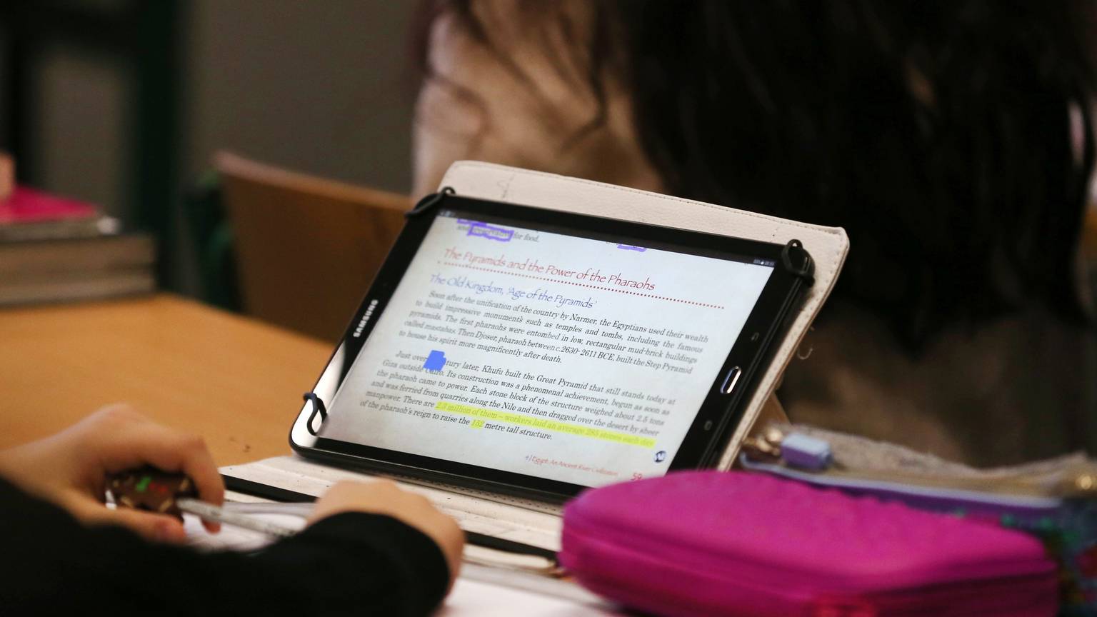 Ein Schüler arbeitet mit einem iPad im Unterricht.