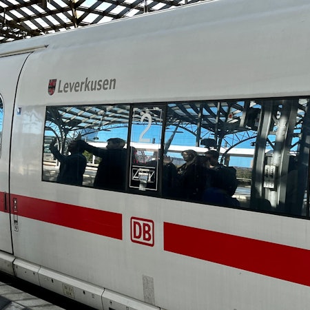 ICE mit der Aufschrift Leverkusen und dem Stadtwappen über den Fenstern beim Halt im Kölner Hauptbahnhof