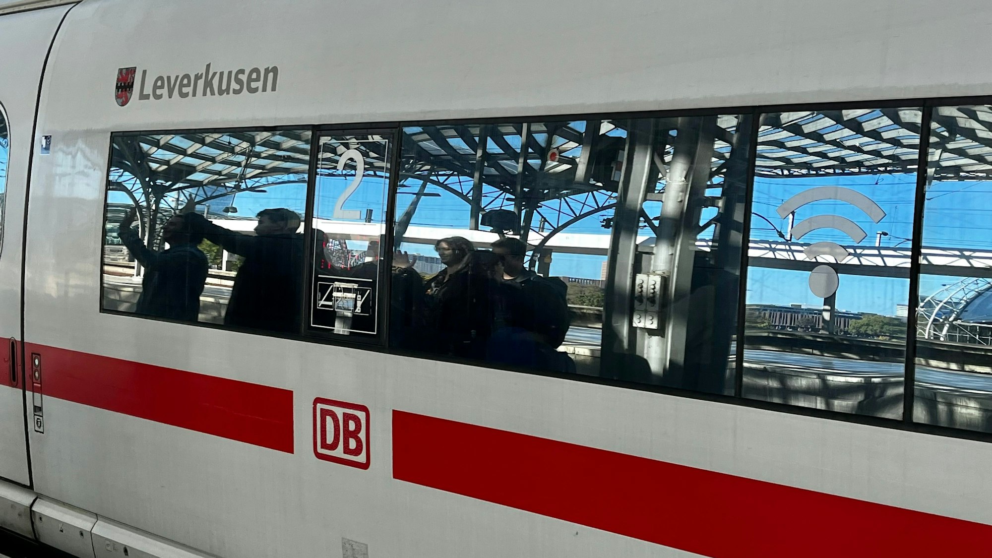 ICE mit der Aufschrift Leverkusen und dem Stadtwappen über den Fenstern beim Halt im Kölner Hauptbahnhof