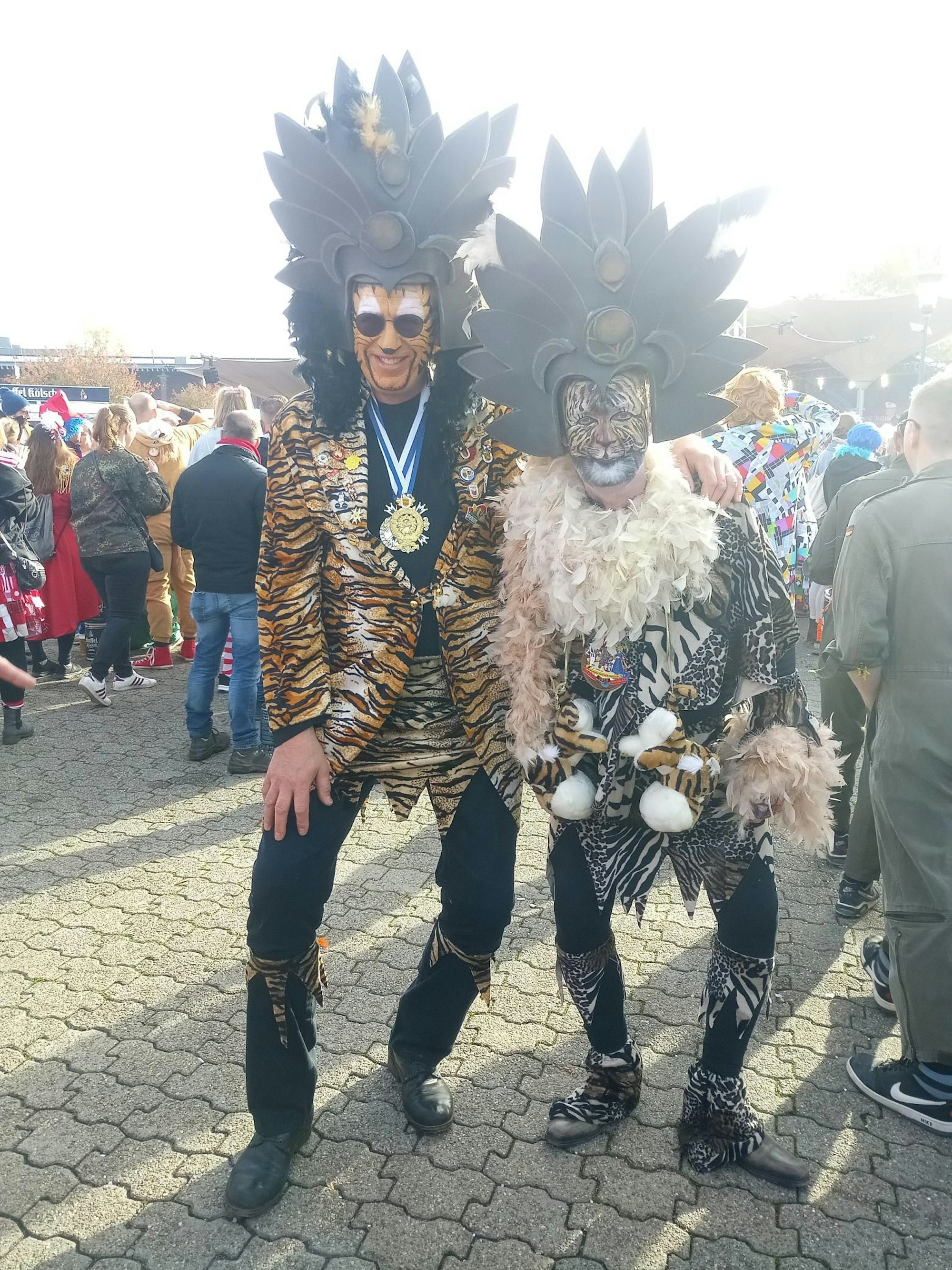 Panda und Hub kommen seit 30 Jahren jedes Jahr nach Köln, um Karneval zu feiern, sie tragen aufwändige Tigerkostüme.