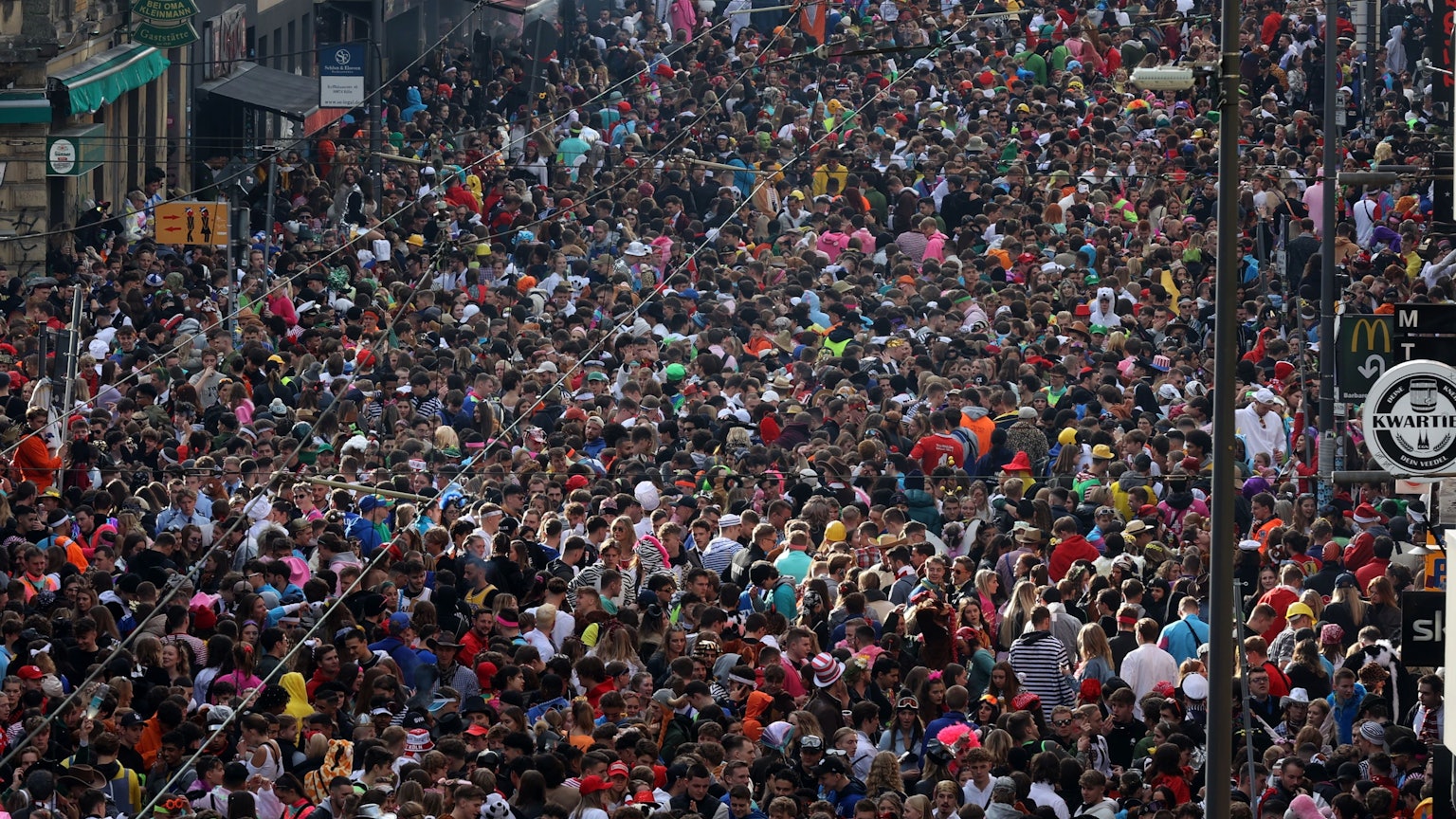 Tausende Menschen stehen dicht an dicht gedrängt auf der Zülpicher Straße. Das Bild zeigt einen Überblick über die gesamte Straße und wurde von einem erhöhten Punkt aus aufgenommen.